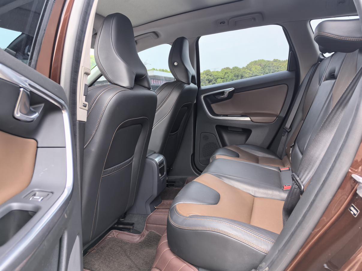 Volvo XC60 2015 thumb 6