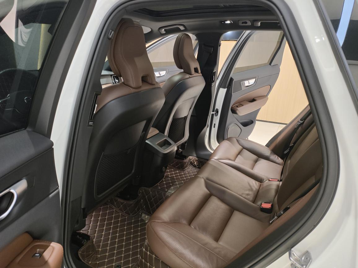 Volvo XC60 2023 thumb 11
