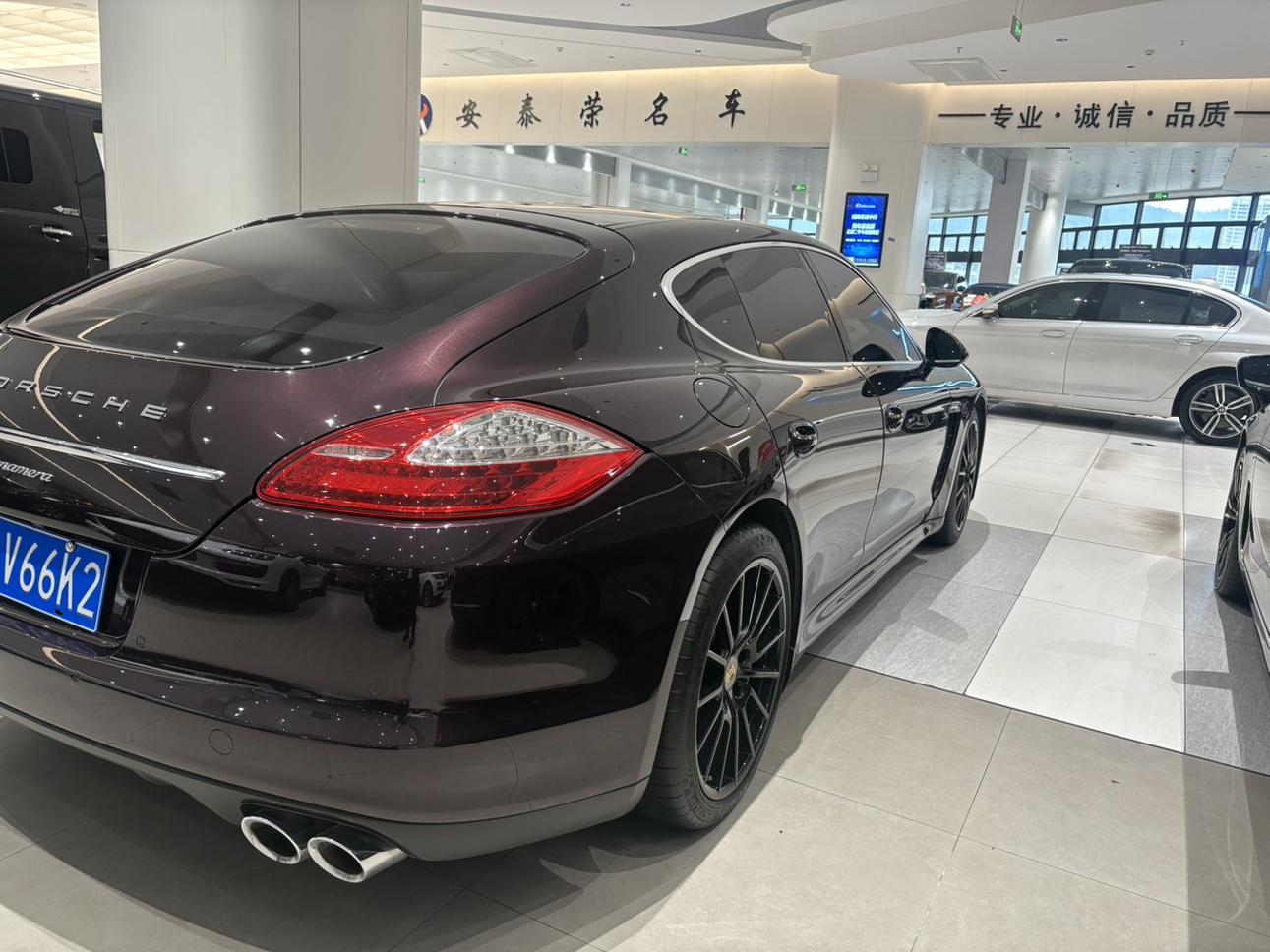 Porsche Panamera 2010 thumb 4