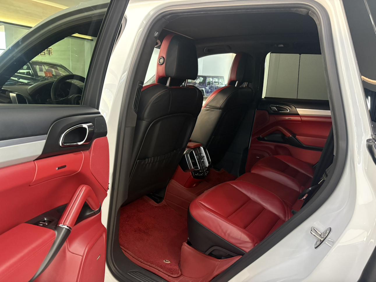 Porsche Cayenne 2015 thumb 10