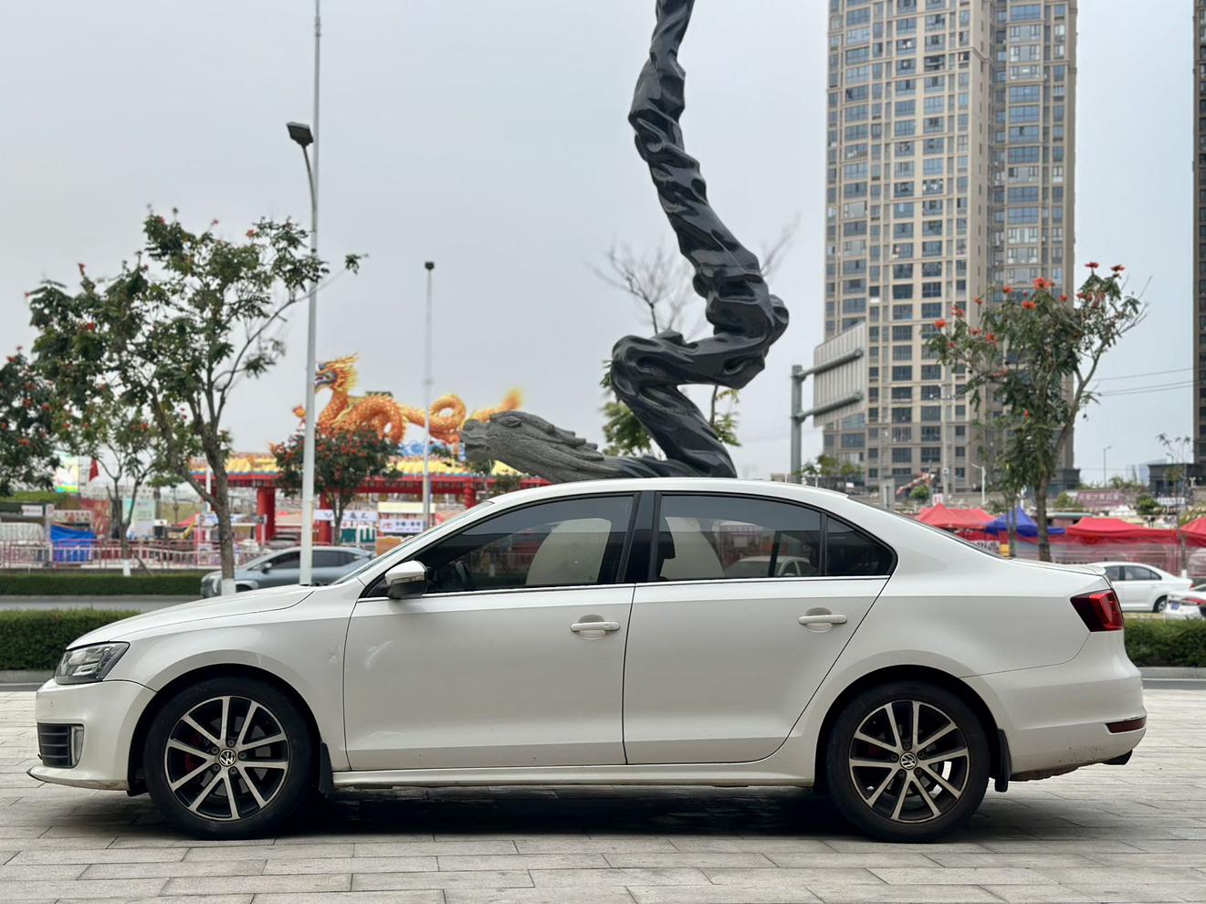 Volkswagen Sagitar 2013 thumb 12