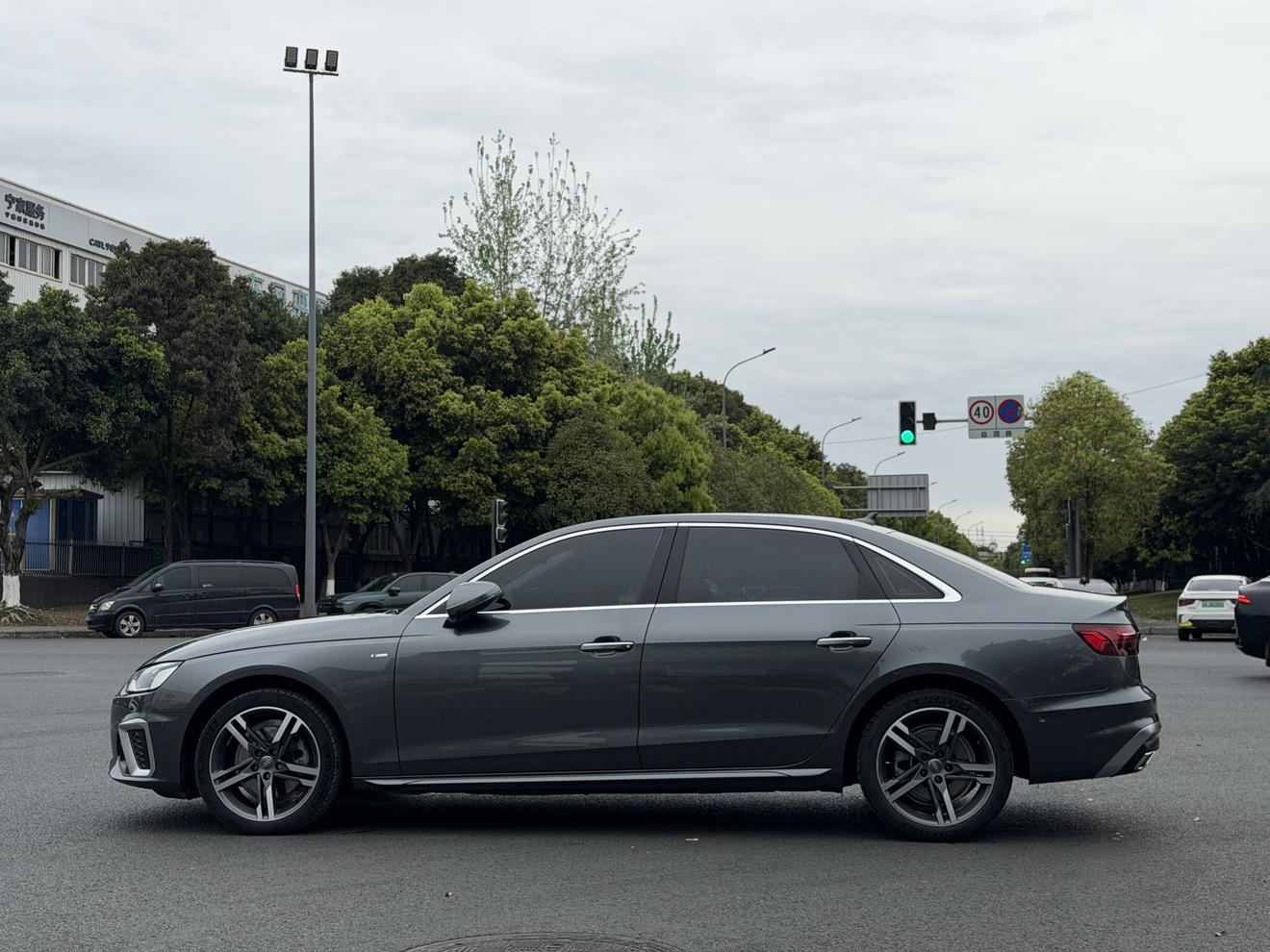 Audi A4 2021 thumb 2