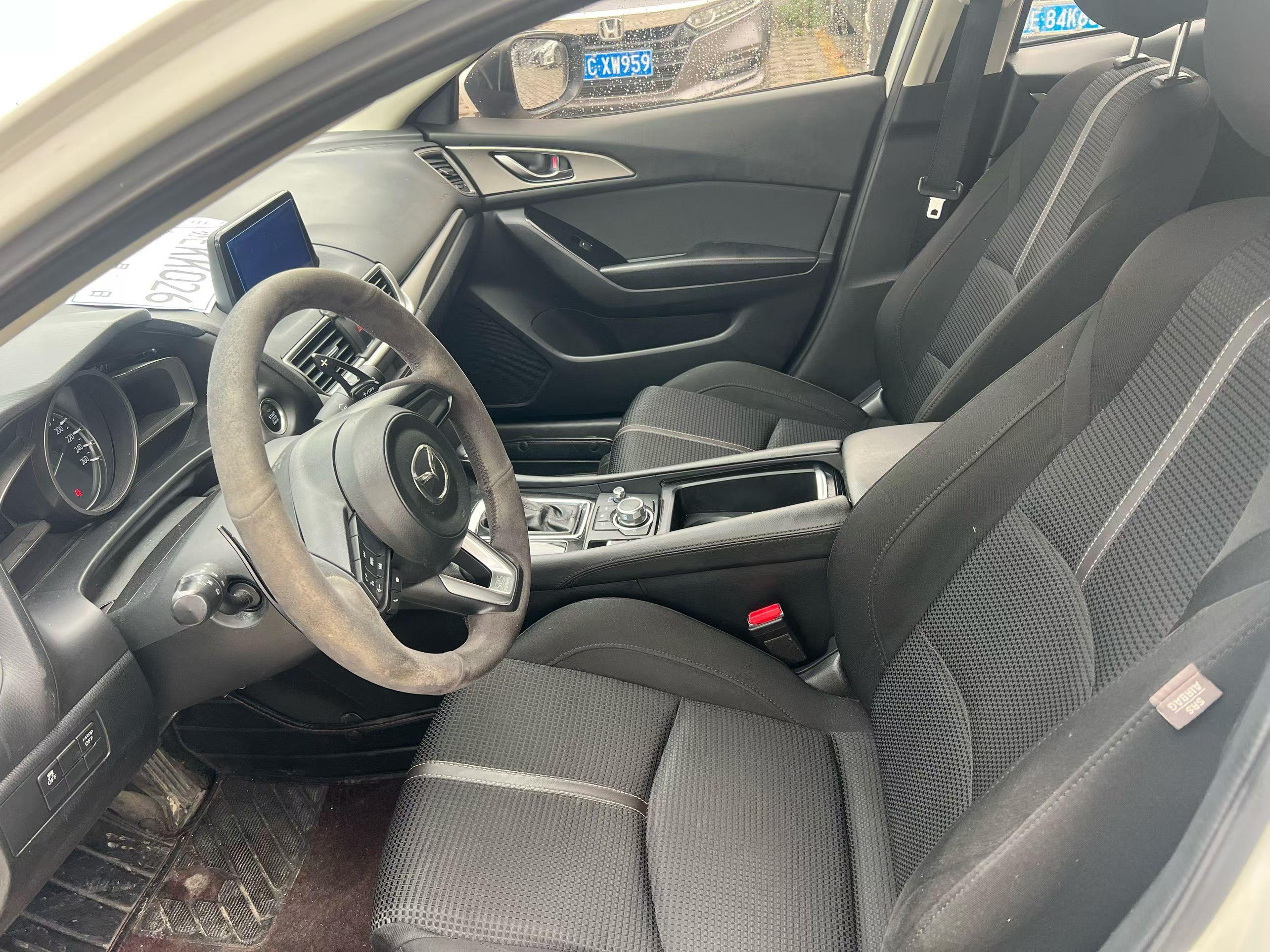 Mazda 3 2017 thumb 6
