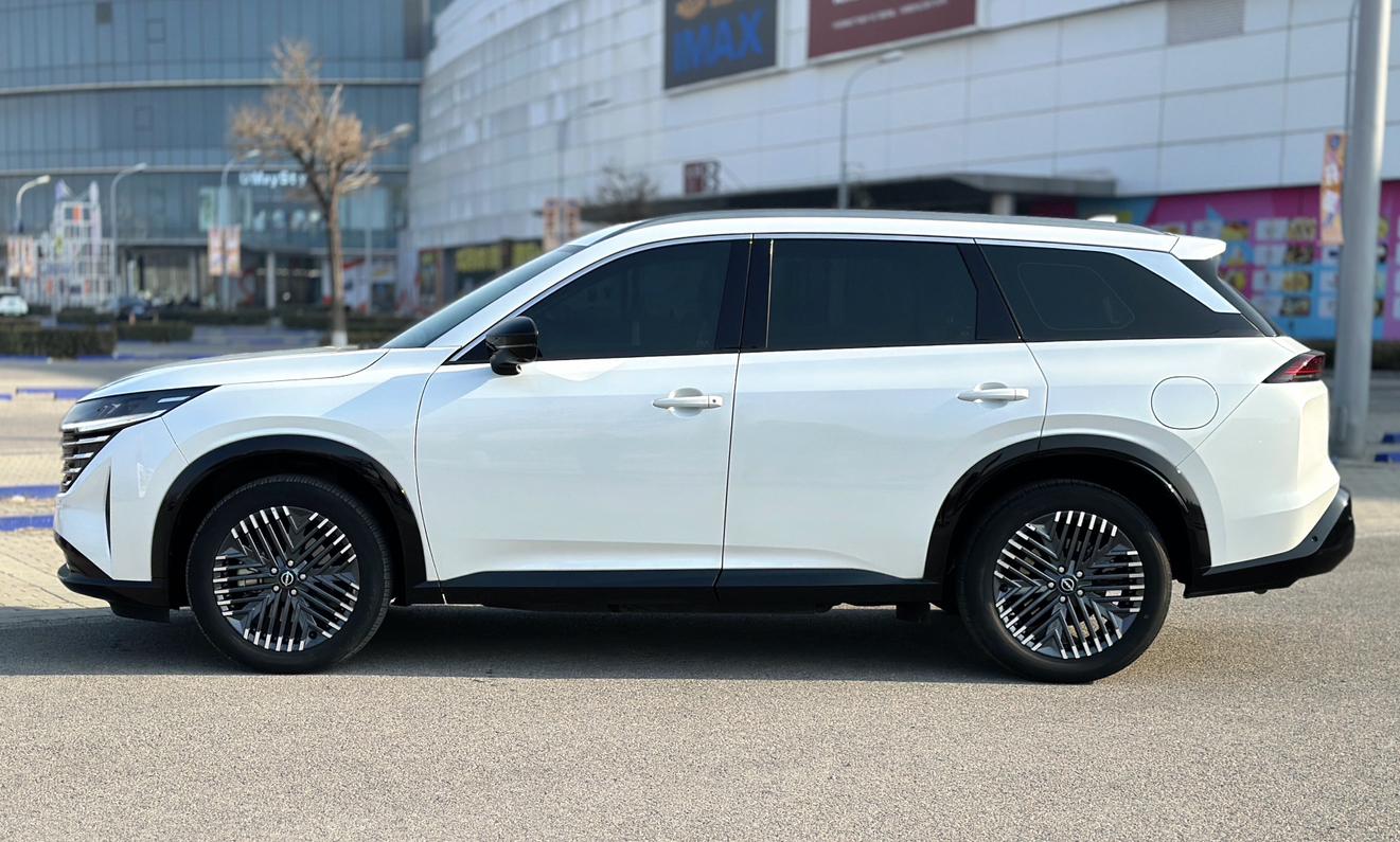 Nissan Pathfinder 2024 thumb 2