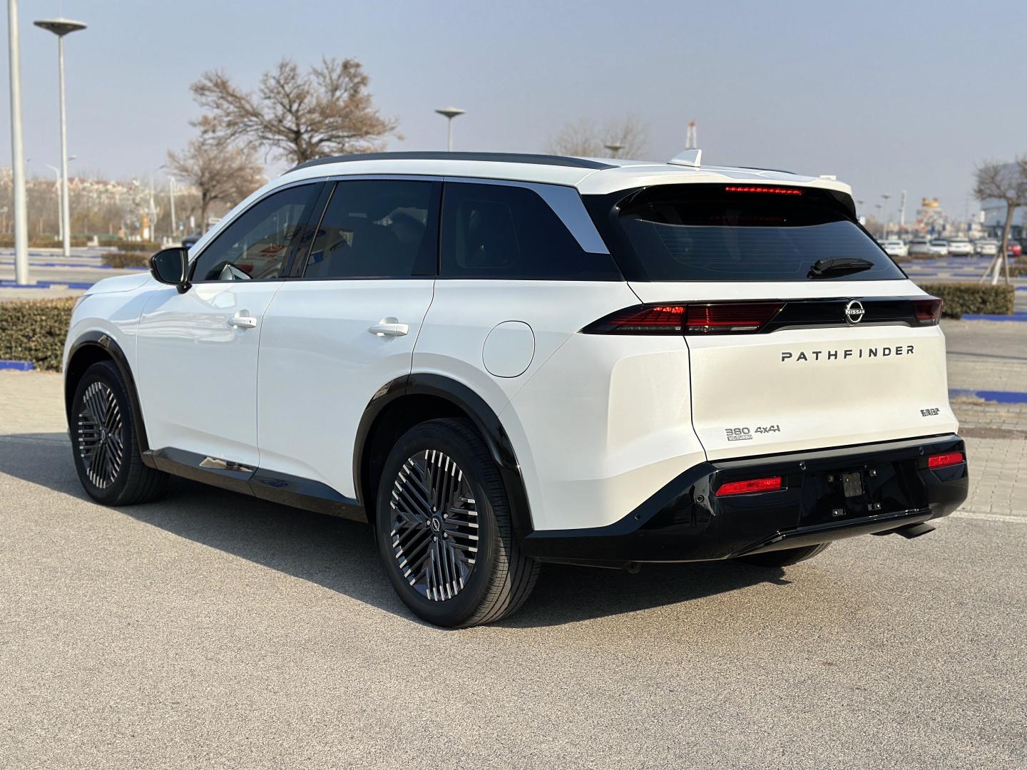 Nissan Pathfinder 2024 thumb 3