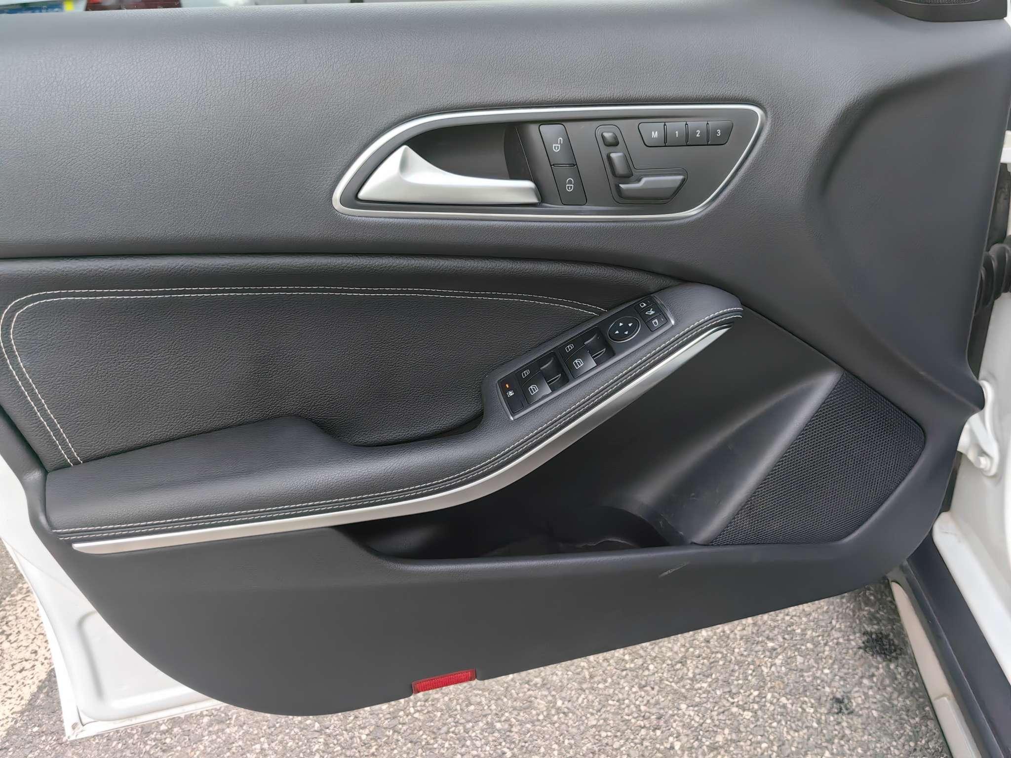 Mercedes-Benz GLA 2017 thumb 10