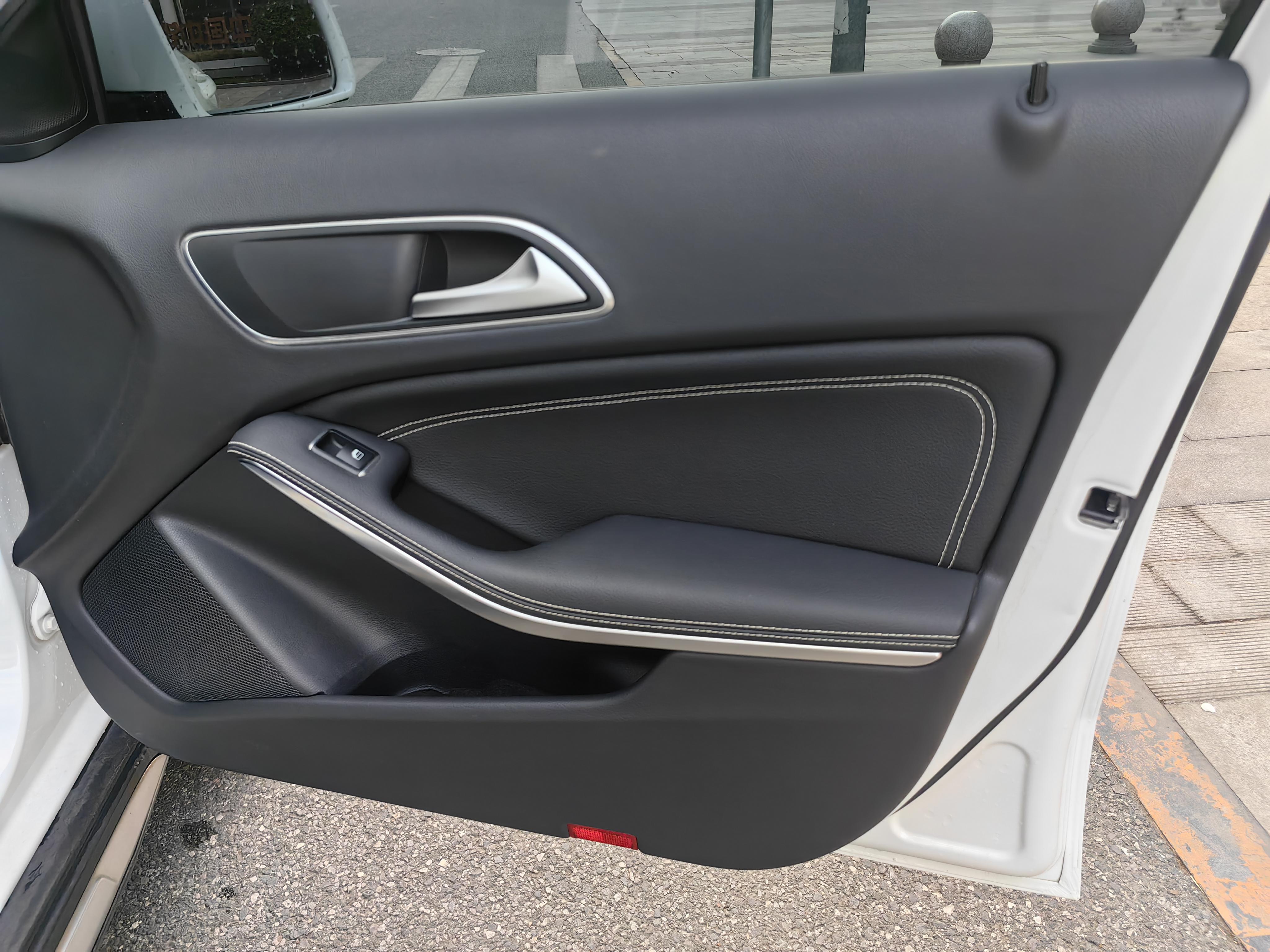 Mercedes-Benz GLA 2017 thumb 11