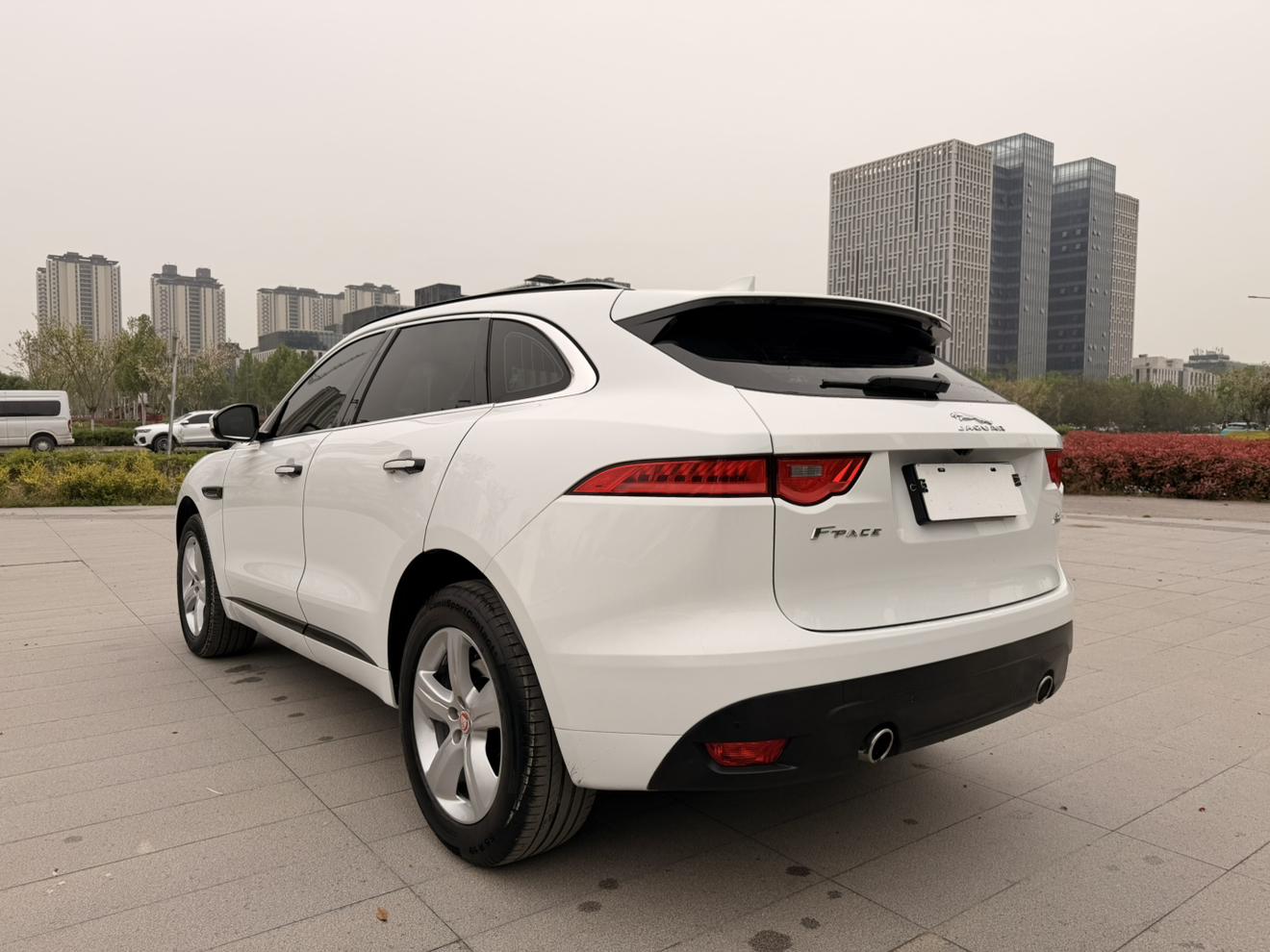 Jaguar F-Pace 2016 thumb 2