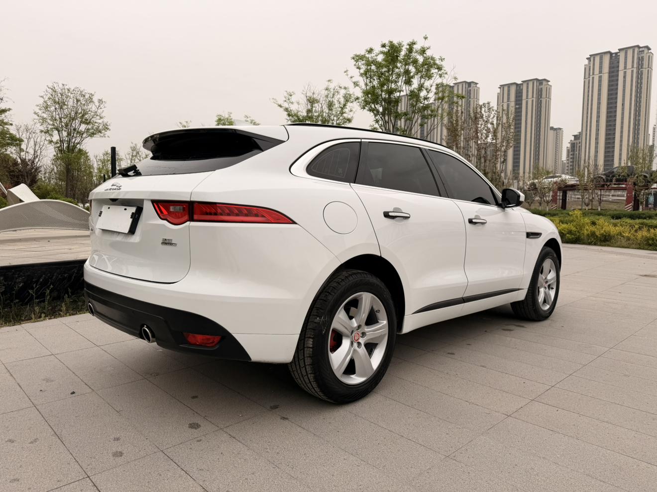Jaguar F-Pace 2016 thumb 4