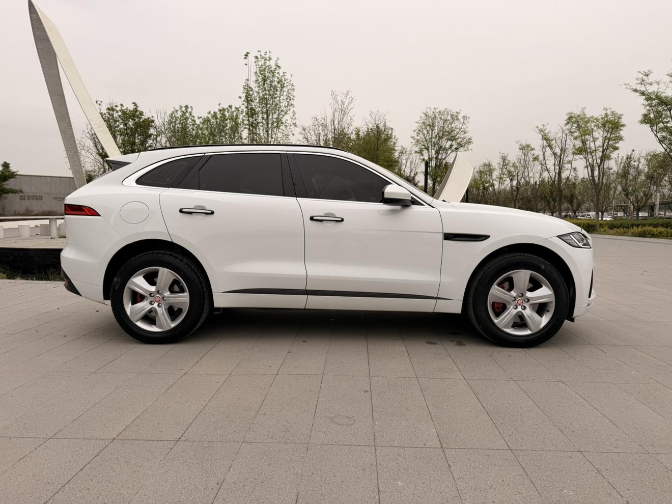 Jaguar F-Pace 2016 thumb 5