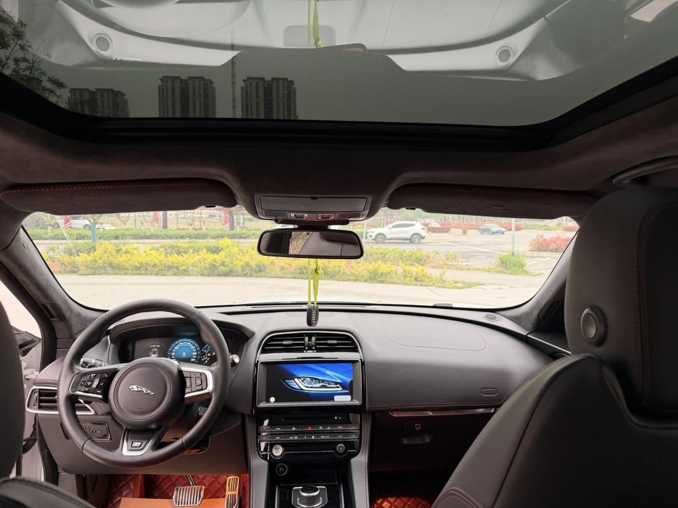 Jaguar F-Pace 2016 thumb 6