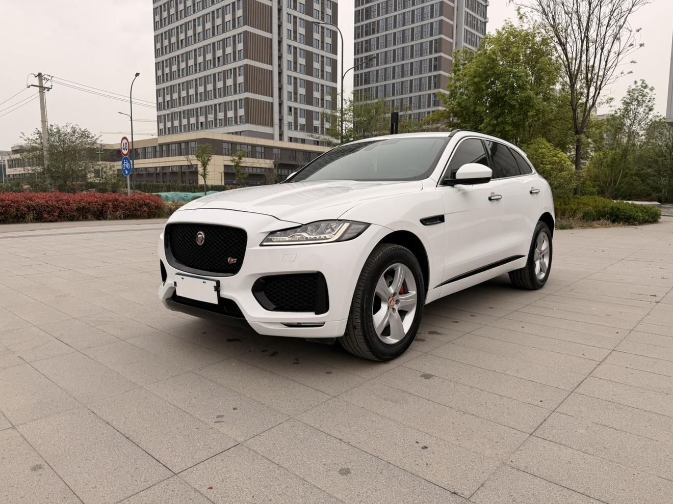 Jaguar F-Pace 2016 thumb 9