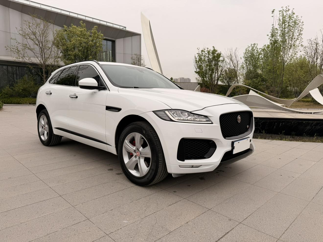 Jaguar F-Pace 2016 thumb 11