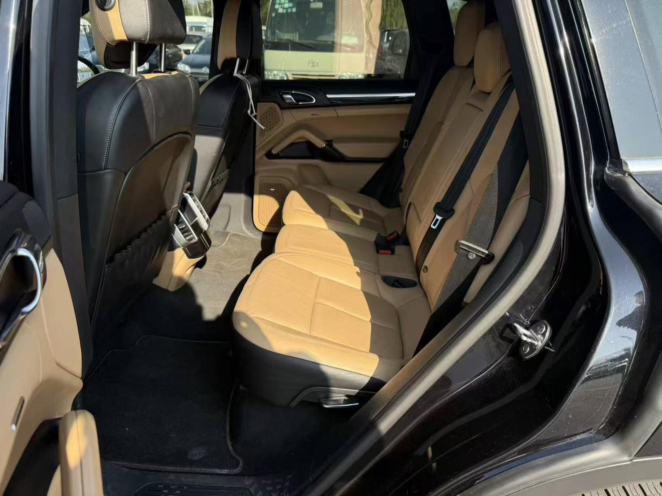 Porsche Cayenne 2011 thumb 5