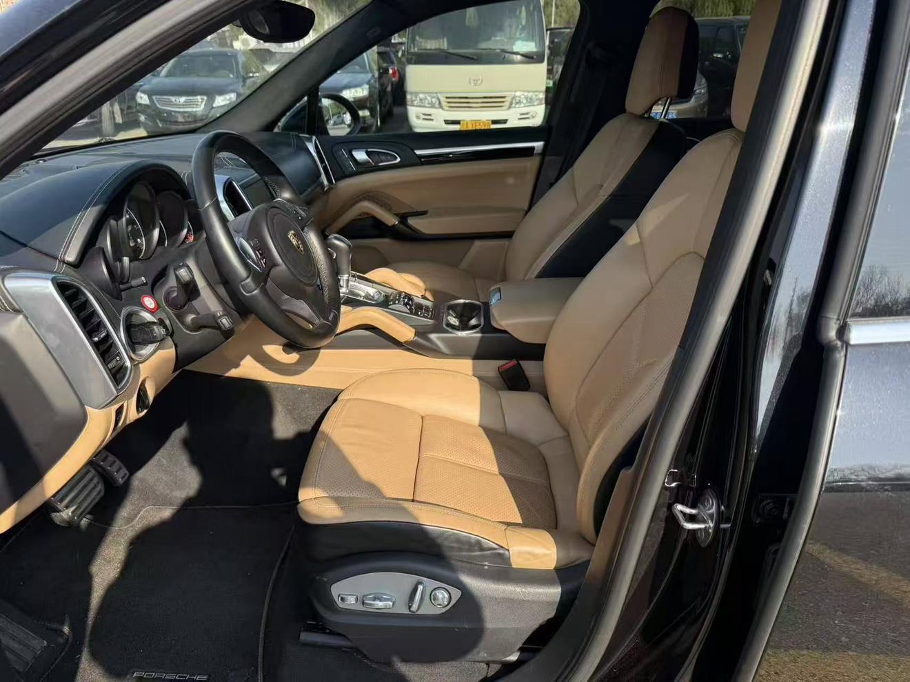 Porsche Cayenne 2011 thumb 7