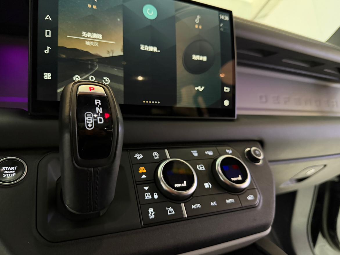 Land Rover Defender 2023 thumb 8