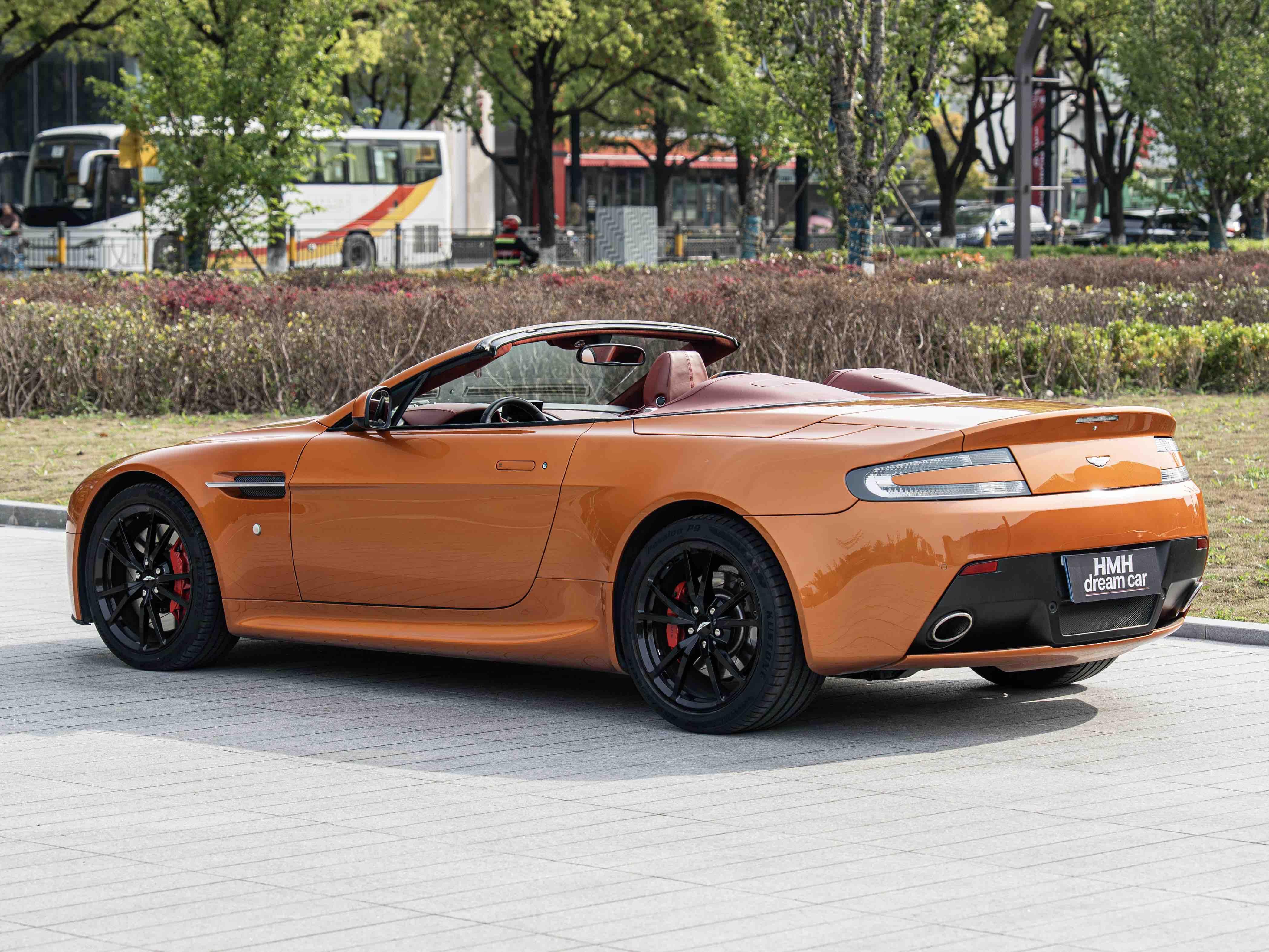 Aston Martin Vantage 4.0T V8 2012 thumb 2