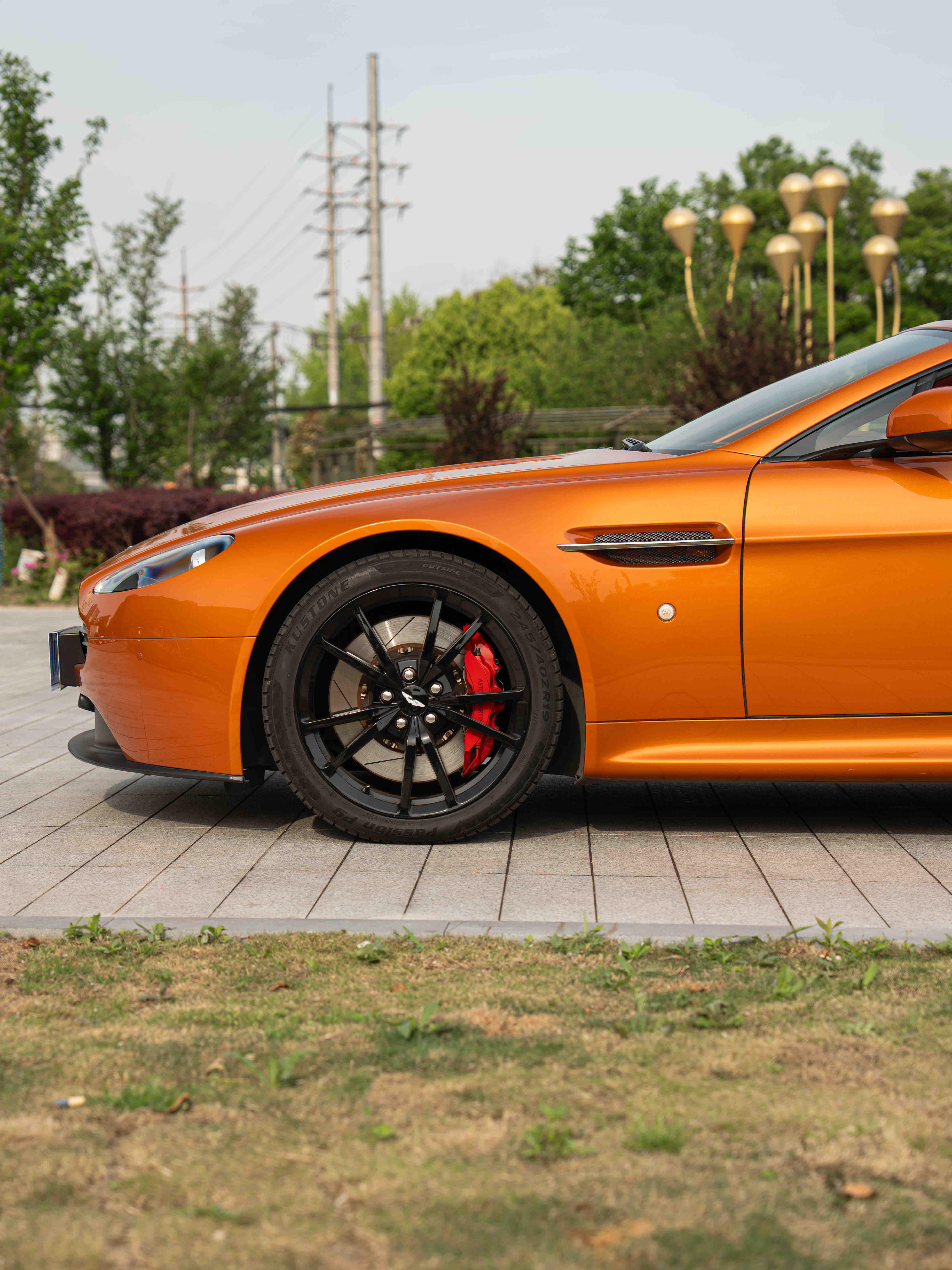 Aston Martin Vantage 4.0T V8 2012 thumb 9