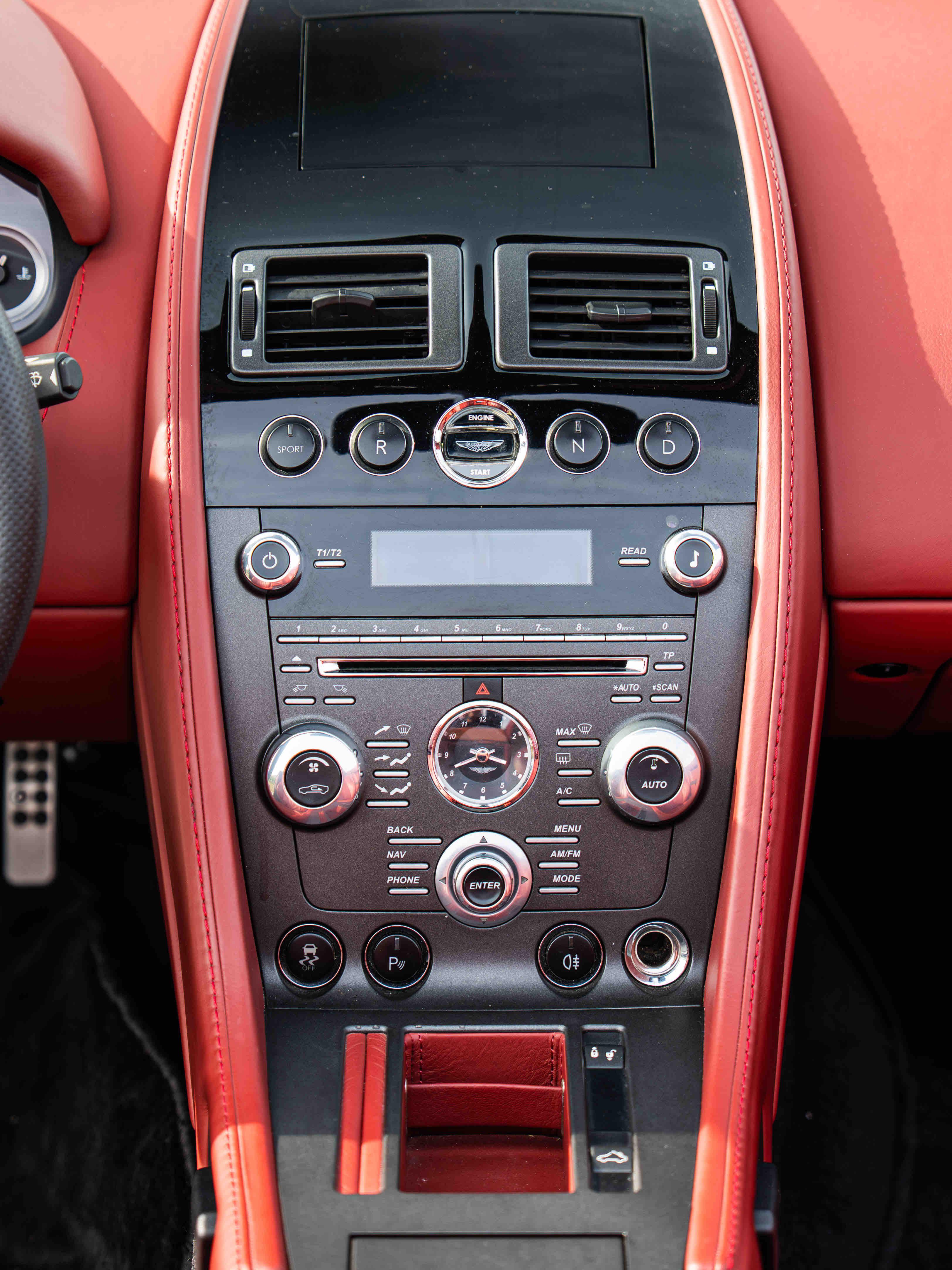 Aston Martin Vantage 4.0T V8 2012 thumb 10