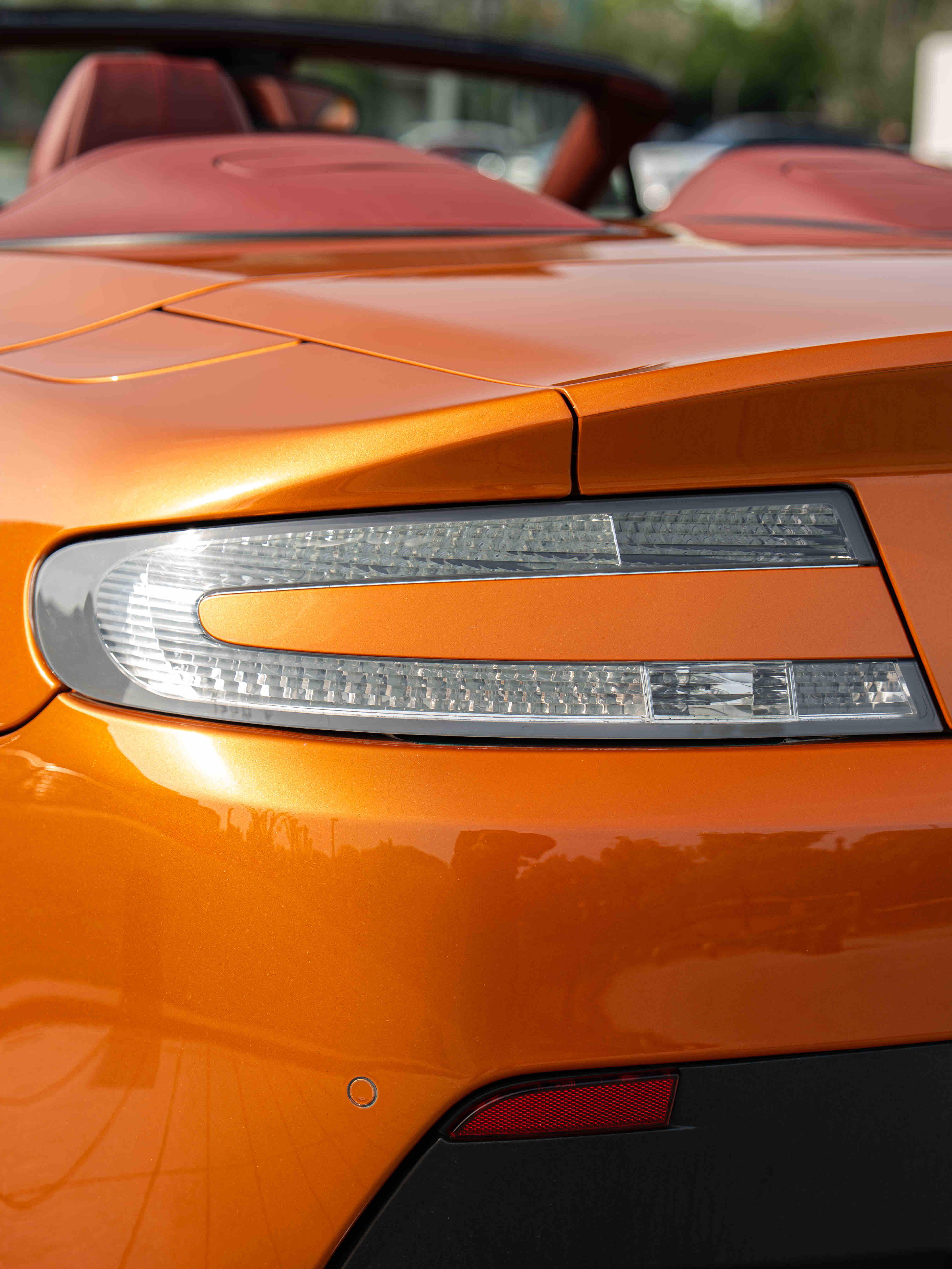 Aston Martin Vantage 4.0T V8 2012 thumb 11