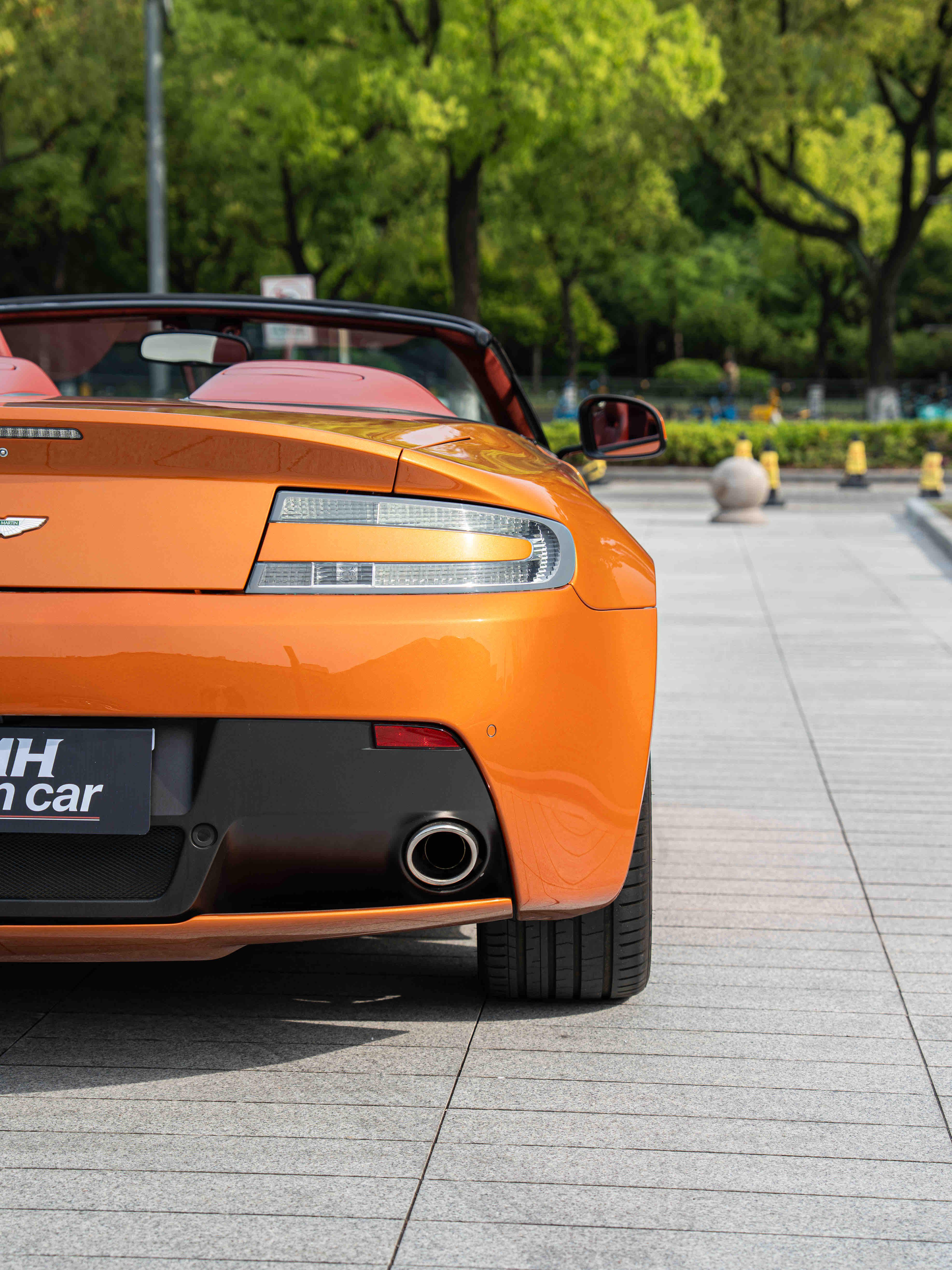 Aston Martin Vantage 4.0T V8 2012 thumb 12