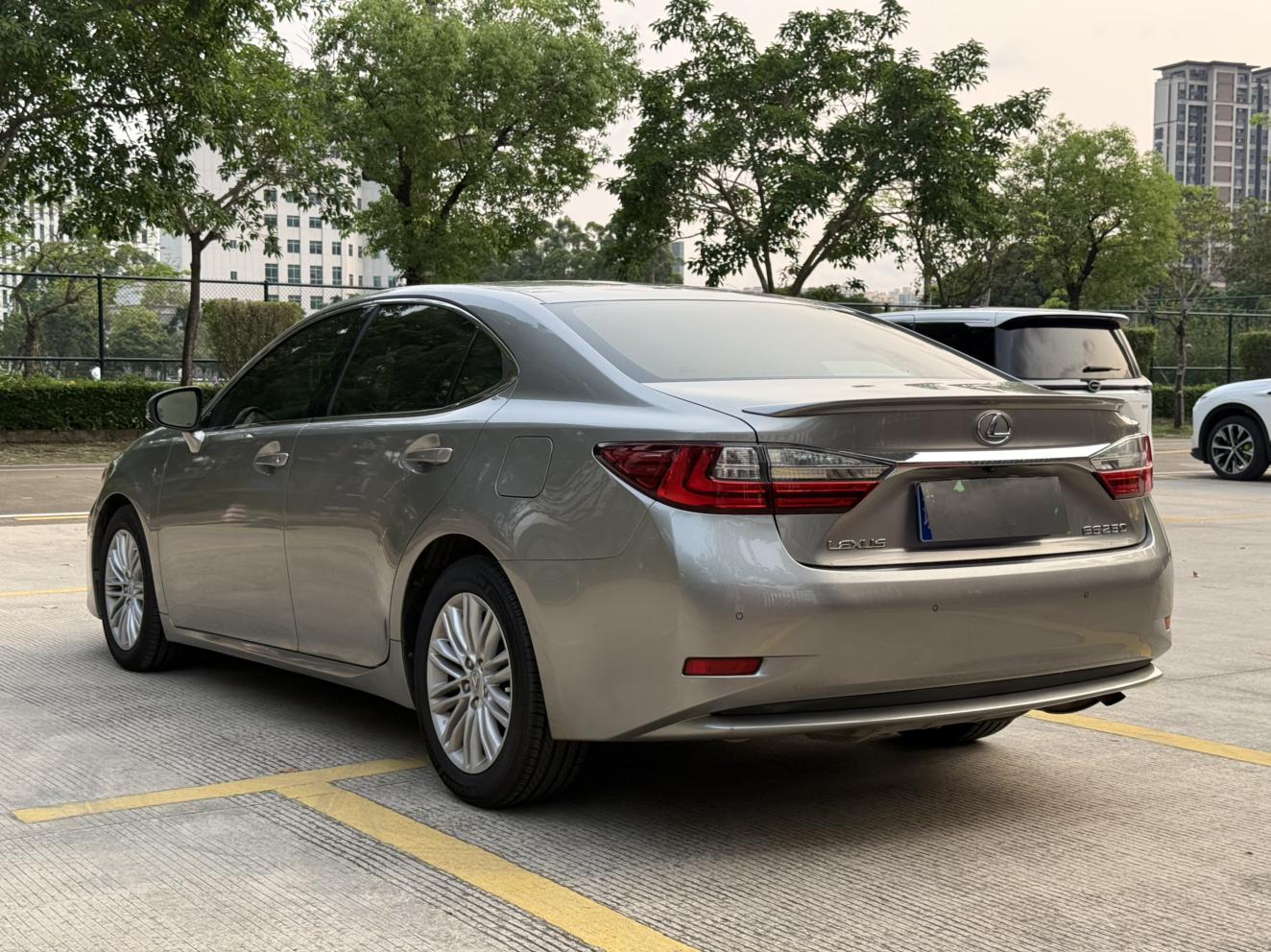 Lexus ES 2015 thumb 2