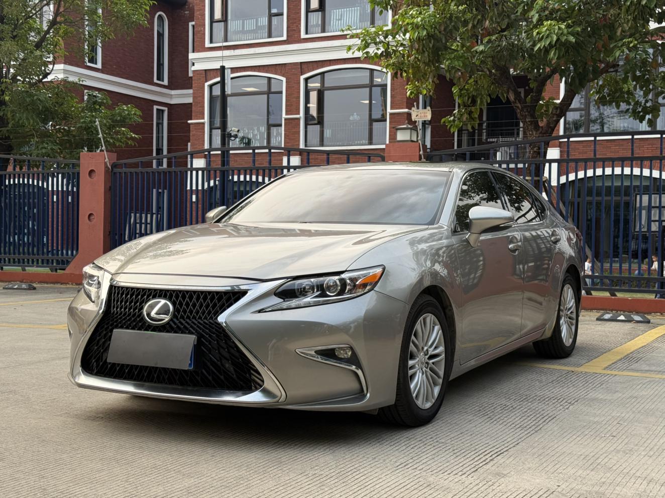 Lexus ES 2015 thumb 8