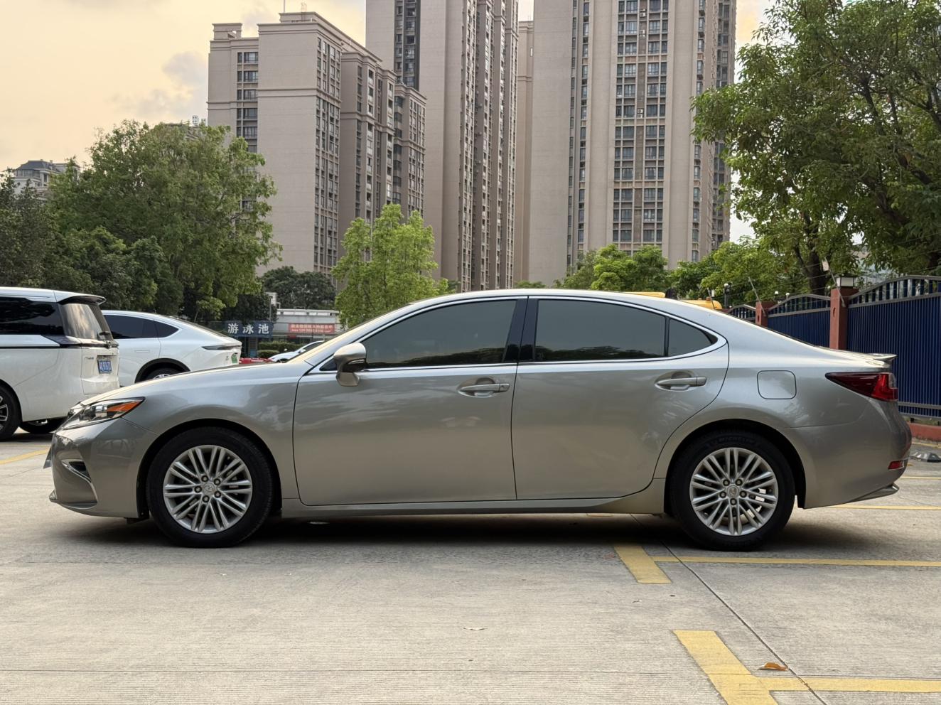 Lexus ES 2015 thumb 10
