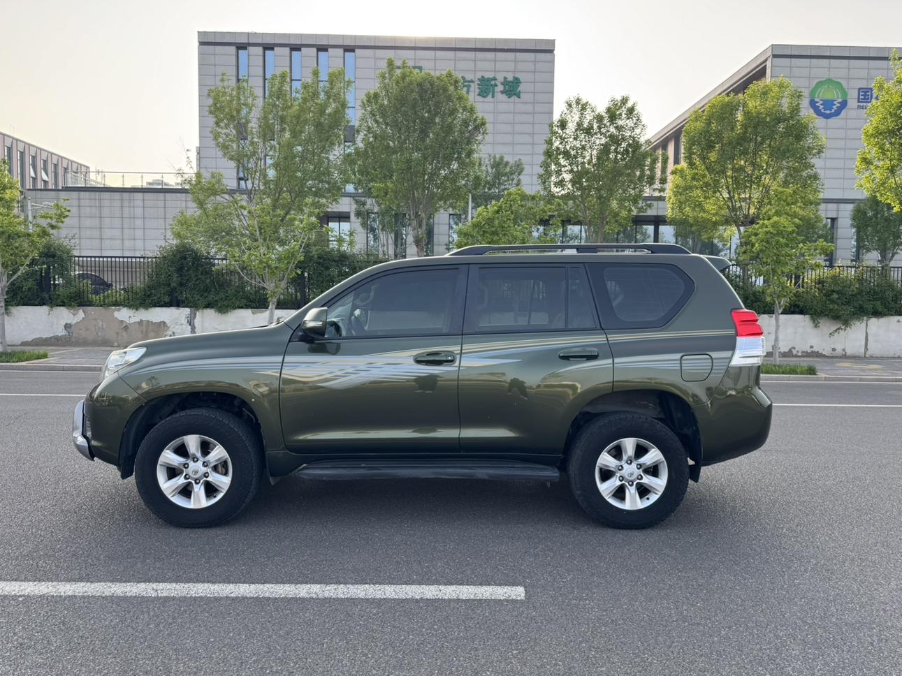 Toyota Land Cruiser Prado 2010 thumb 2