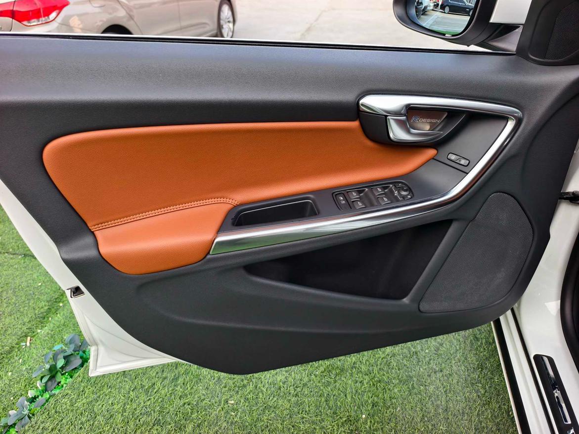 Volvo S60 2012 thumb 8