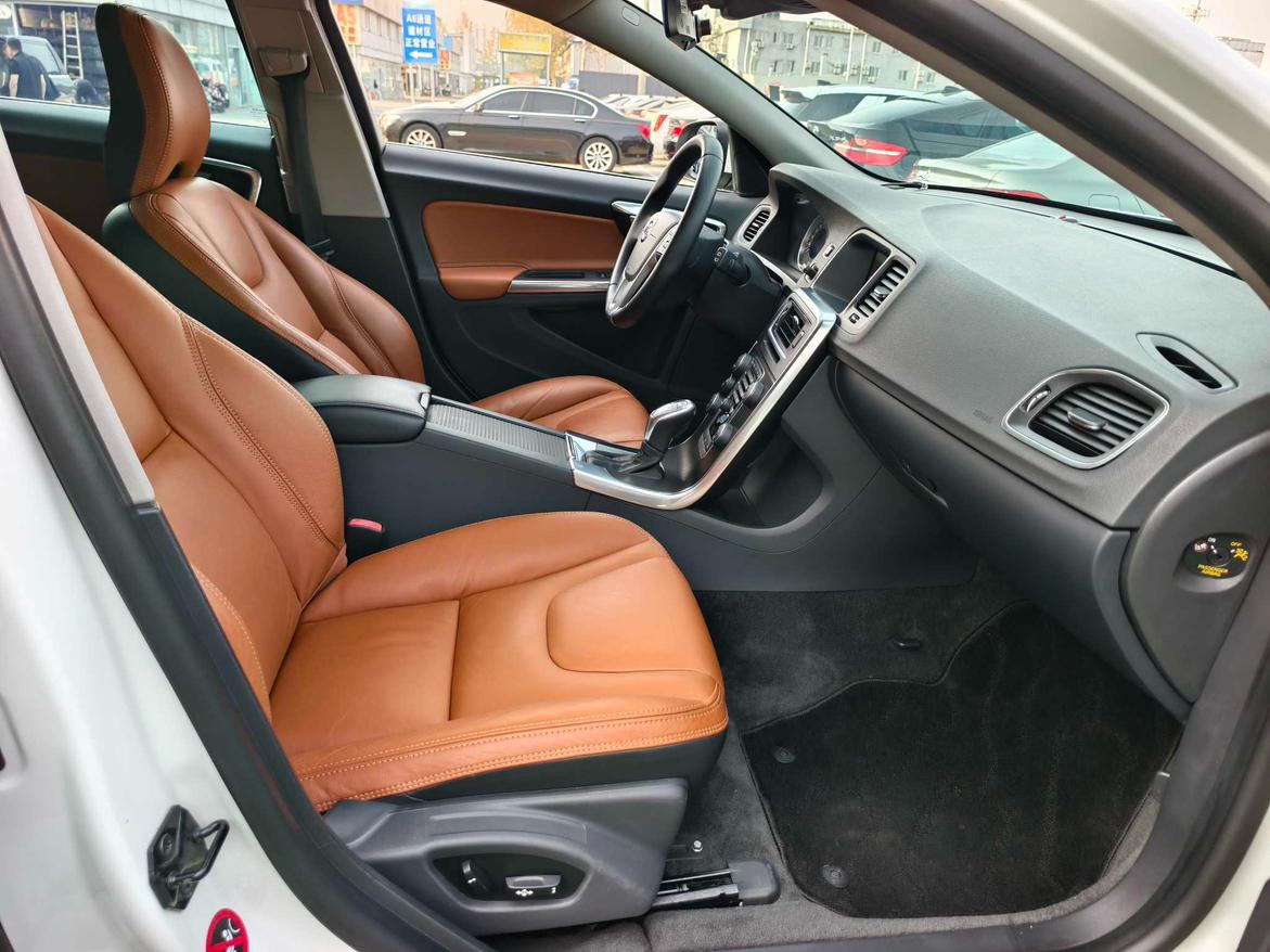 Volvo S60 2012 thumb 10