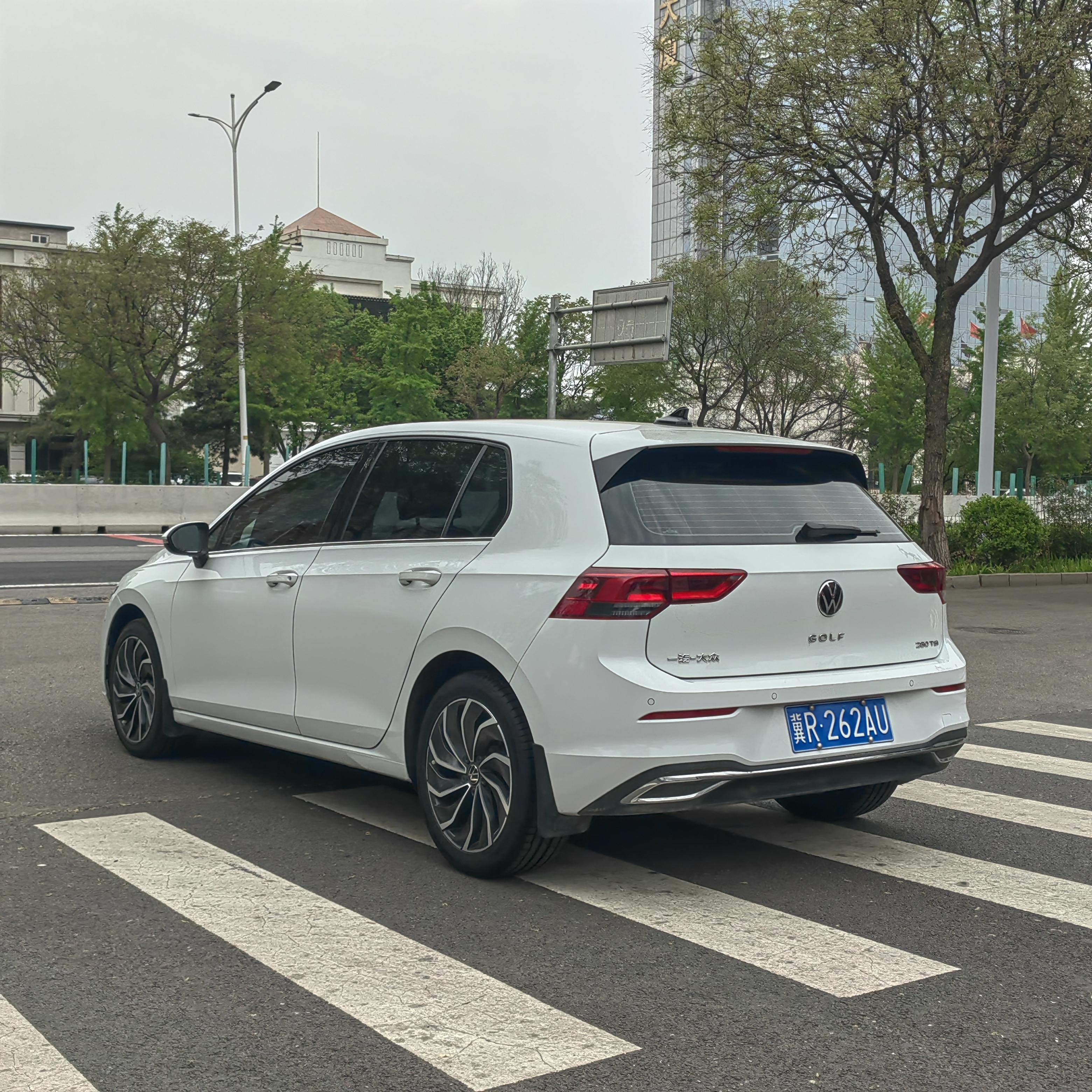 Volkswagen Golf Sportsvan 2023 thumb 2