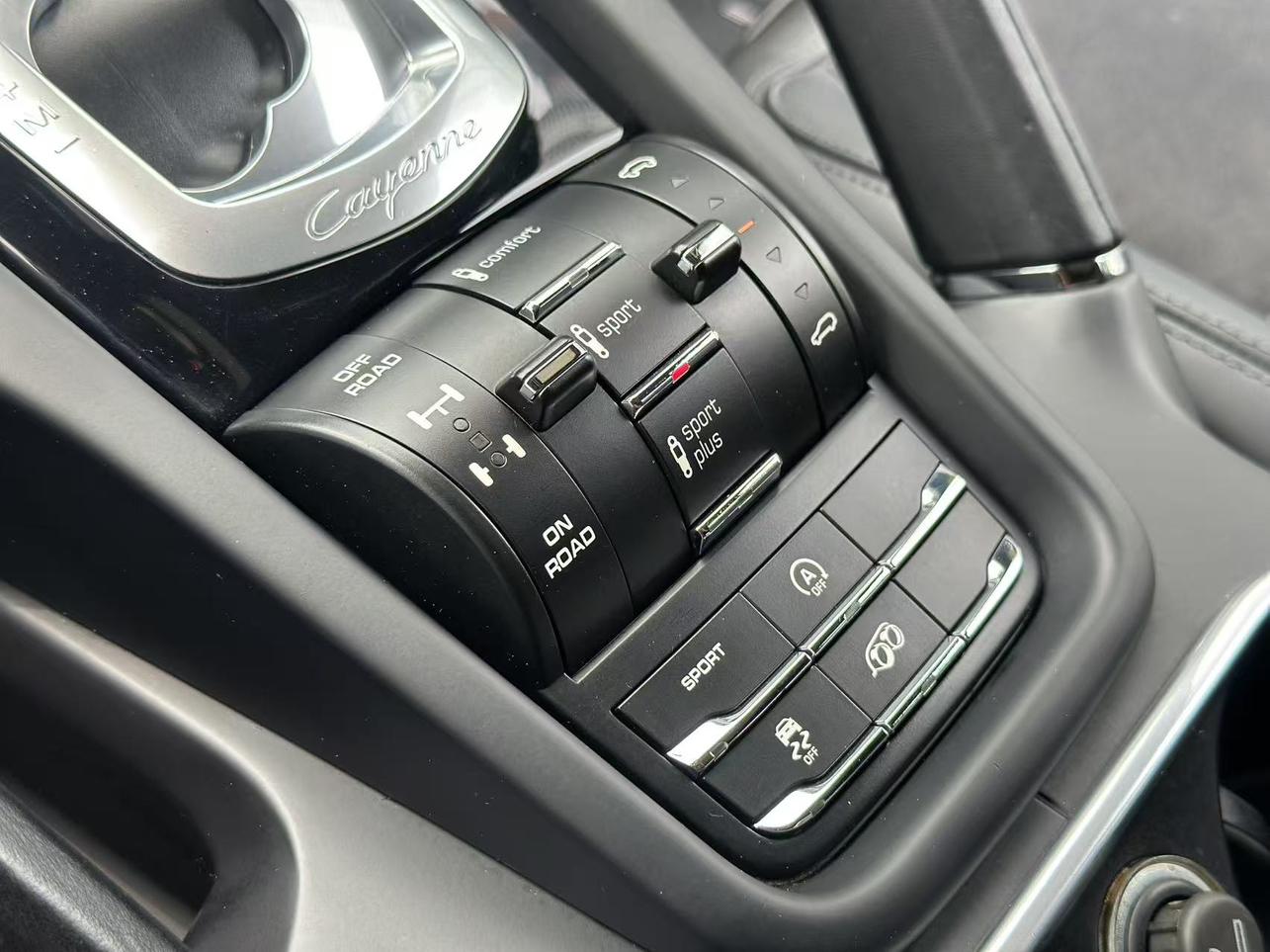 Porsche Cayenne 2015 thumb 9
