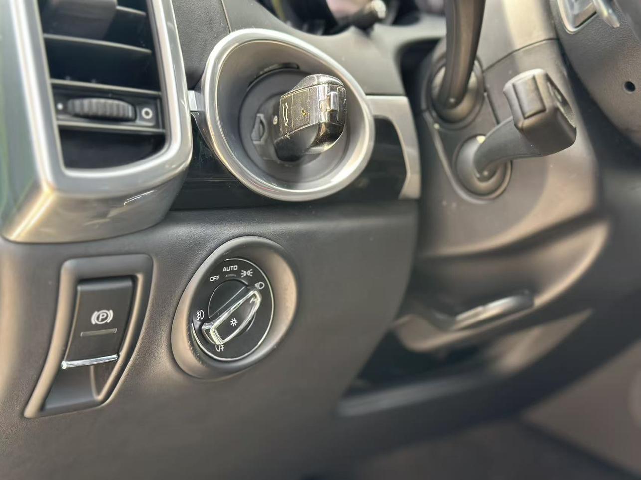 Porsche Cayenne 2015 thumb 12