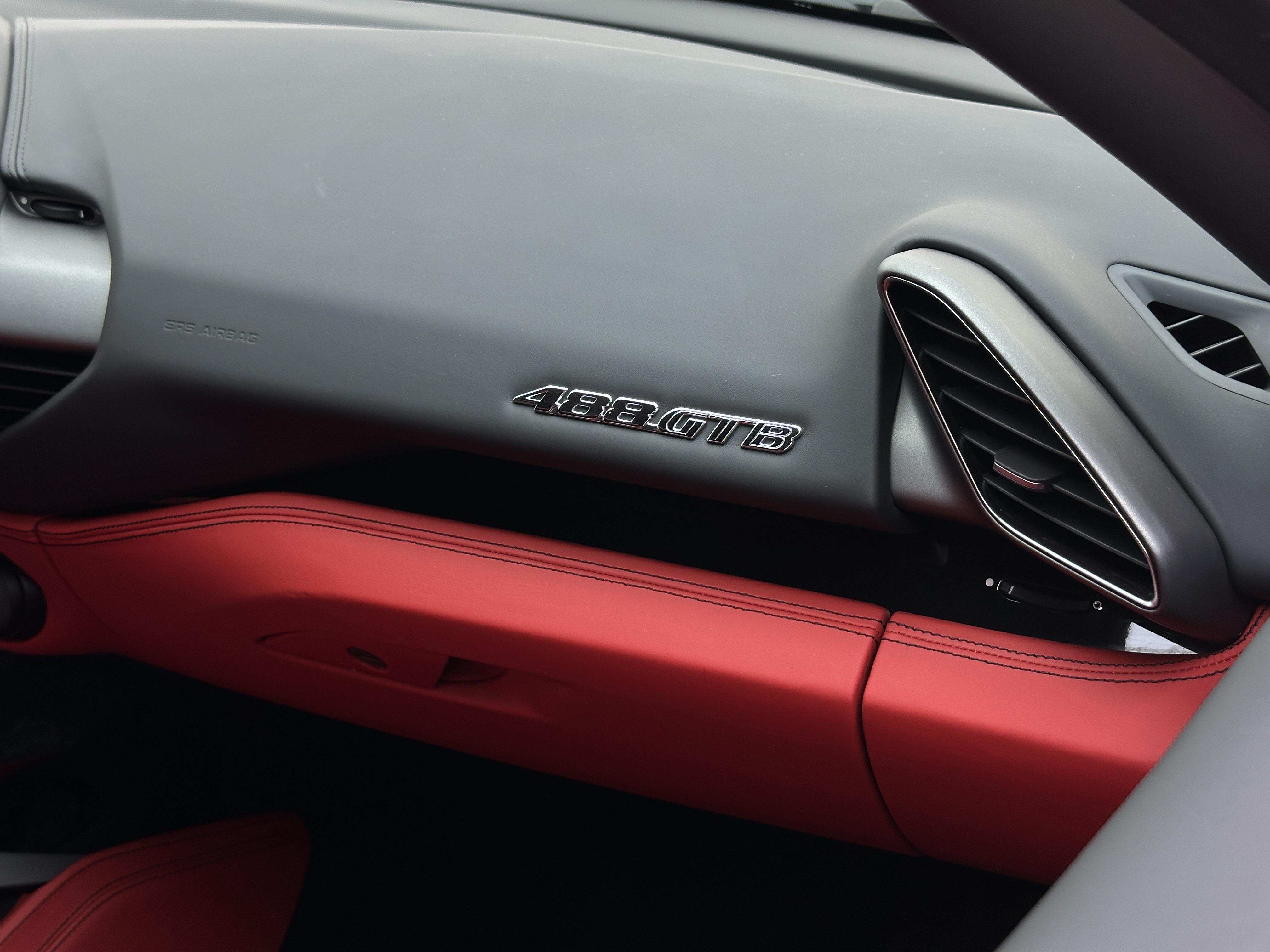 Ferrari 488 2015 thumb 9