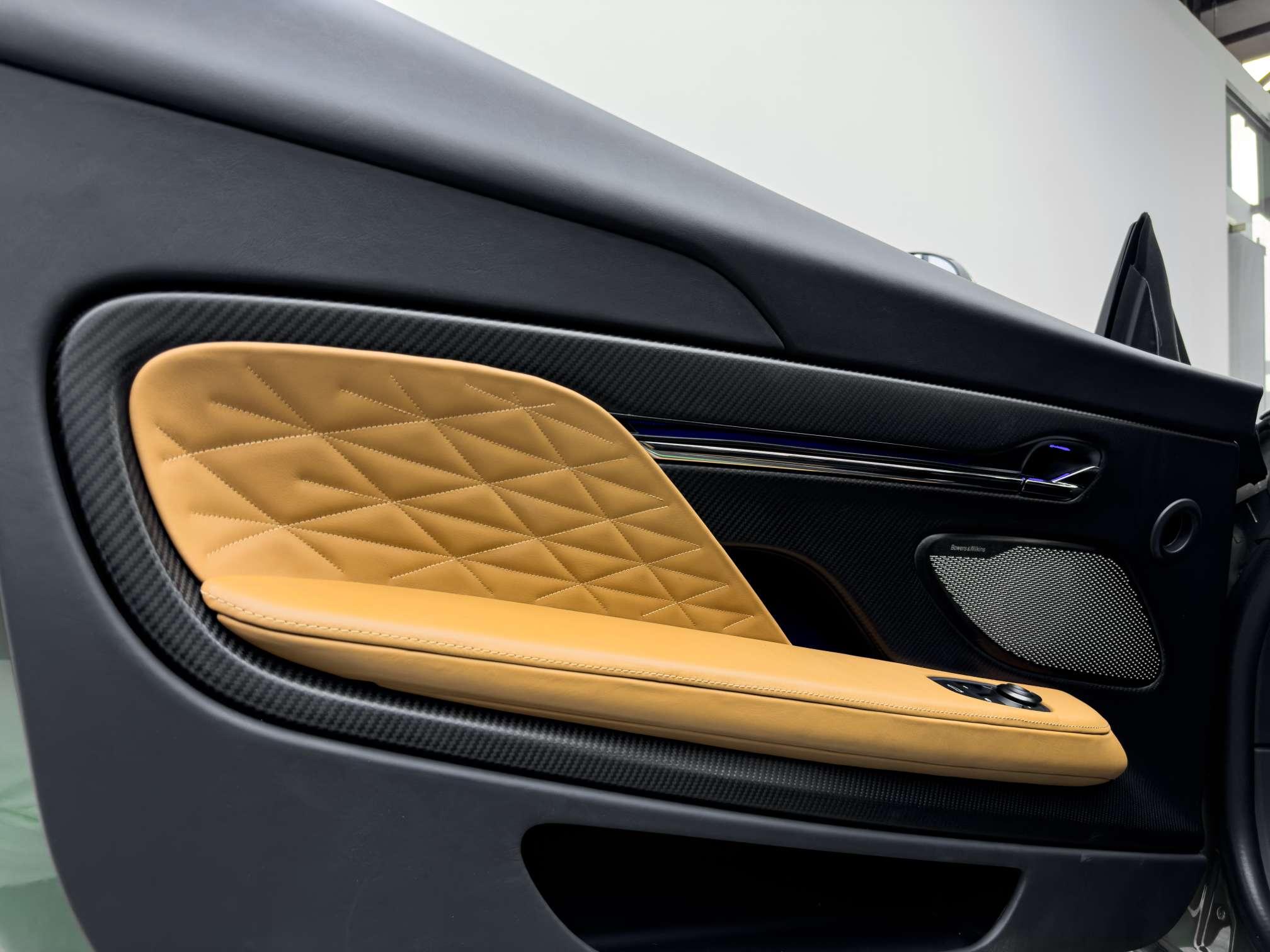 Aston Martin DB12 2024 thumb 6