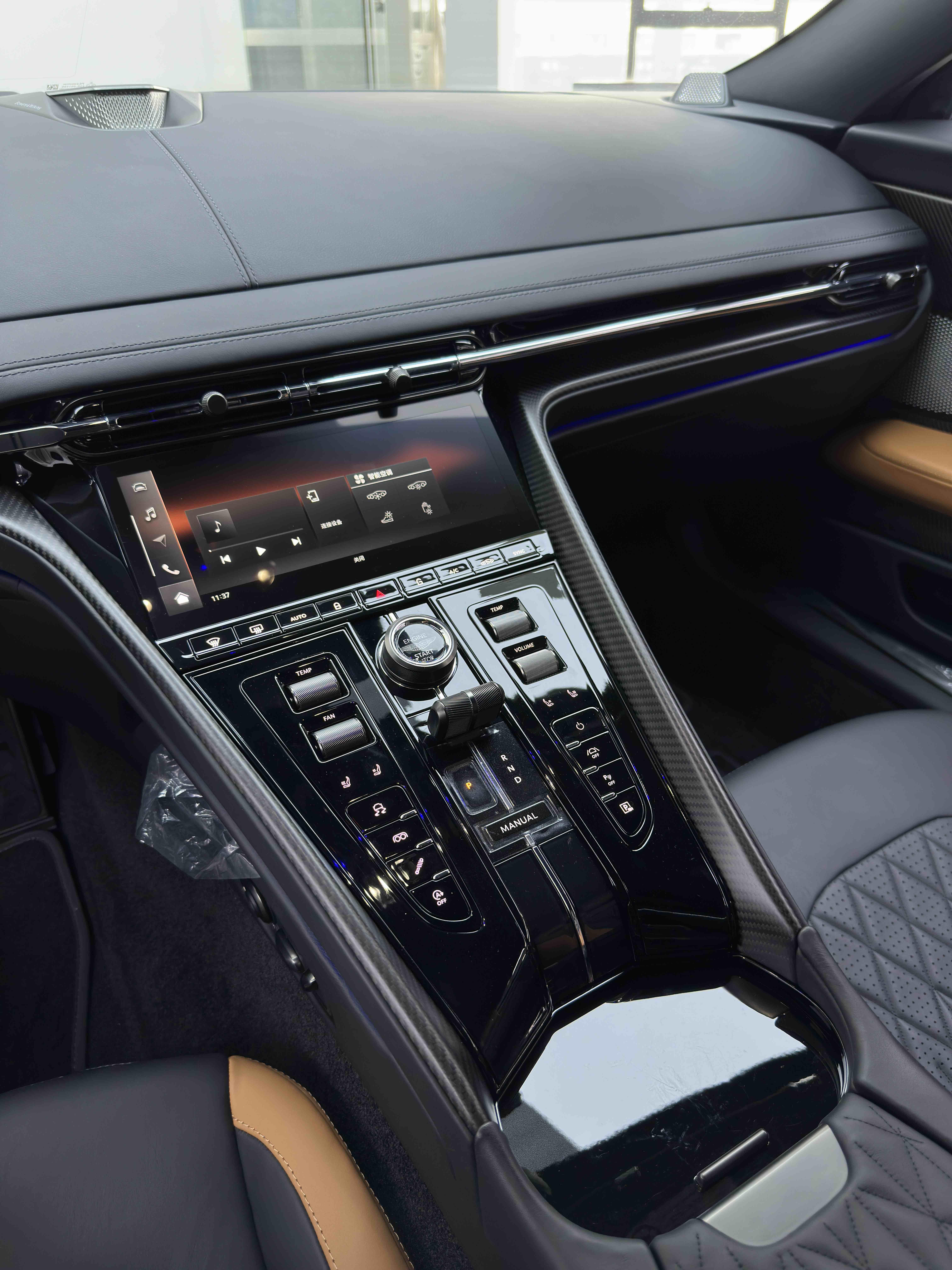 Aston Martin DB12 2024 thumb 7