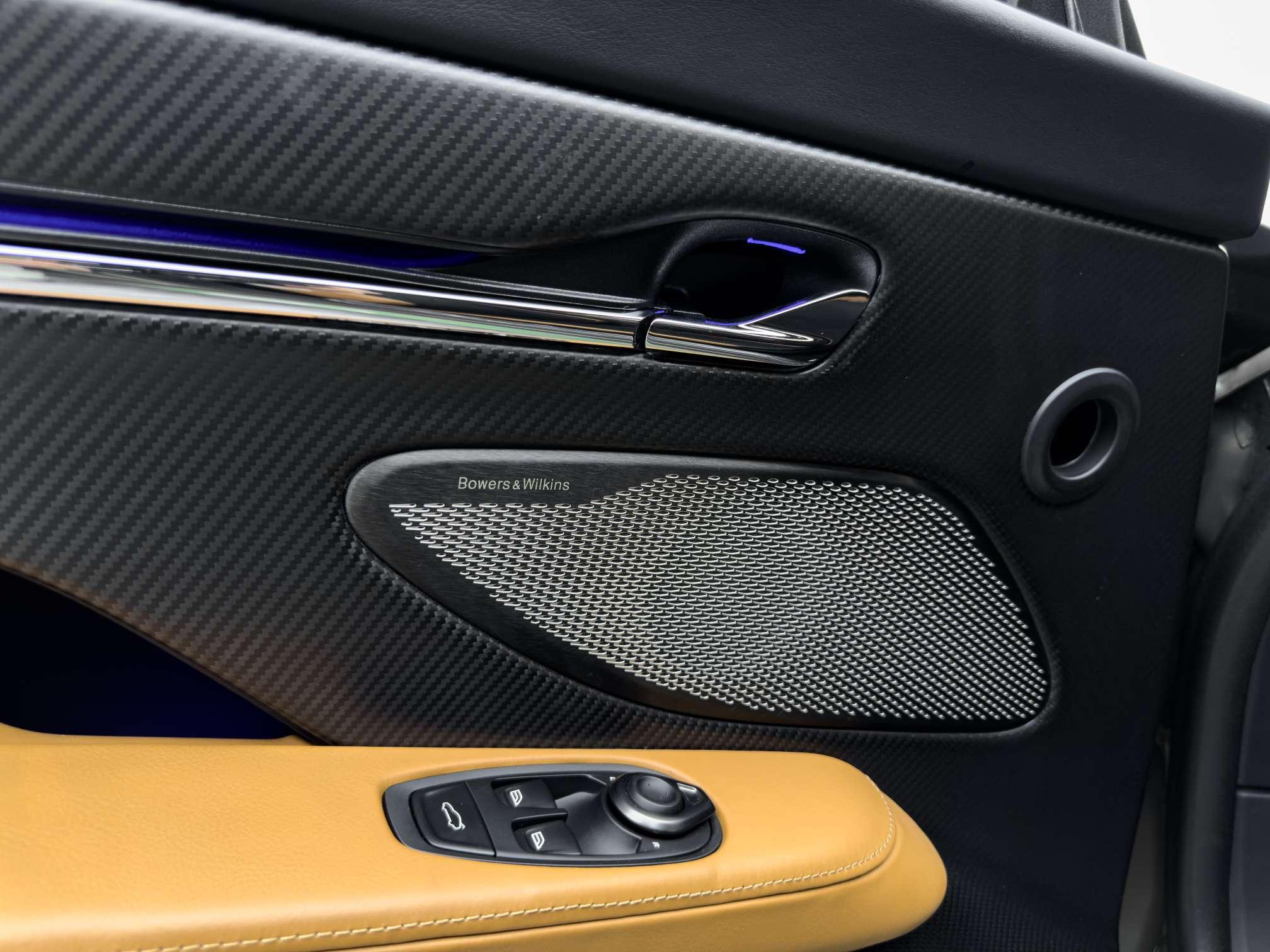 Aston Martin DB12 2024 thumb 8