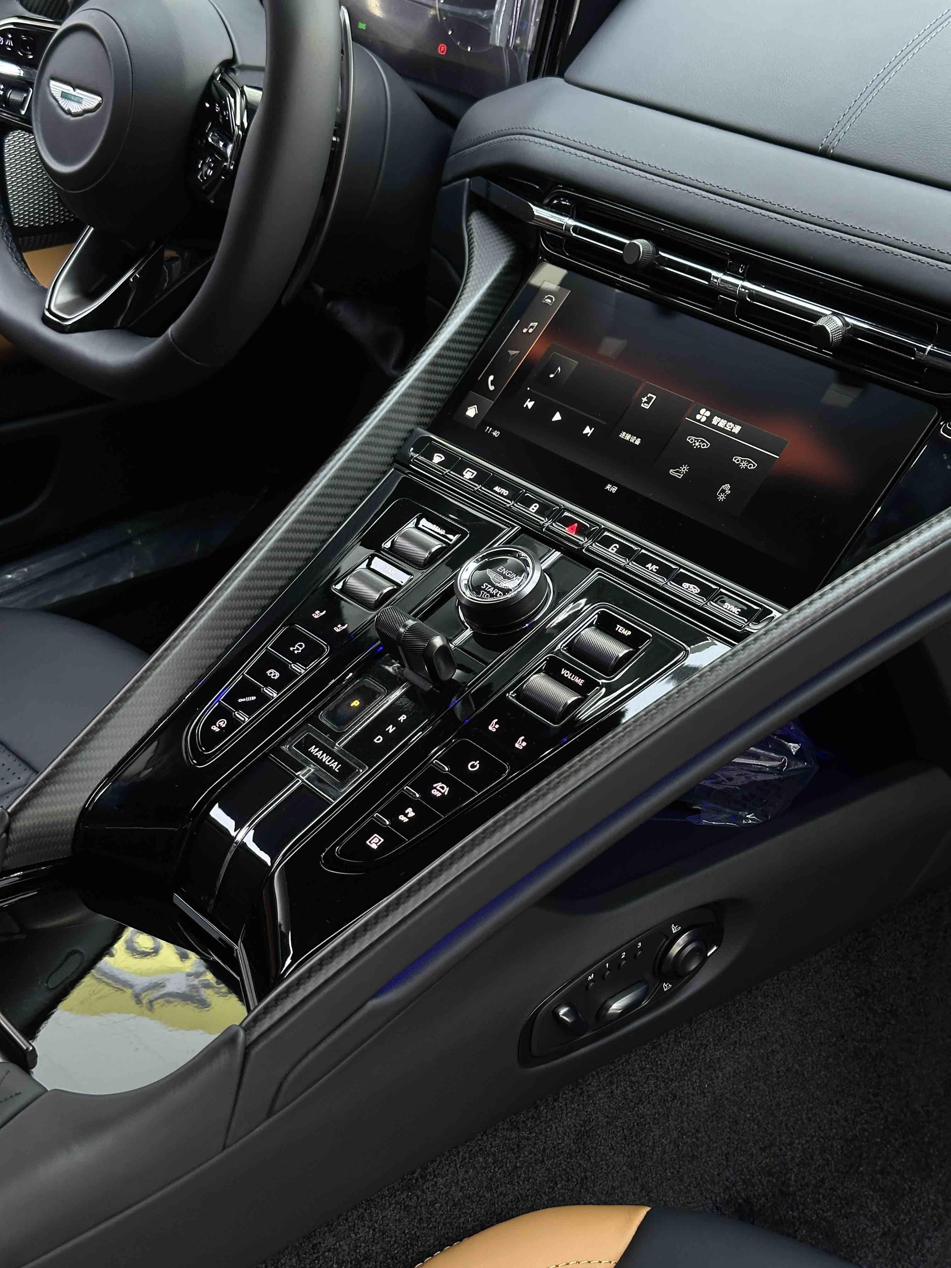 Aston Martin DB12 2024 thumb 10