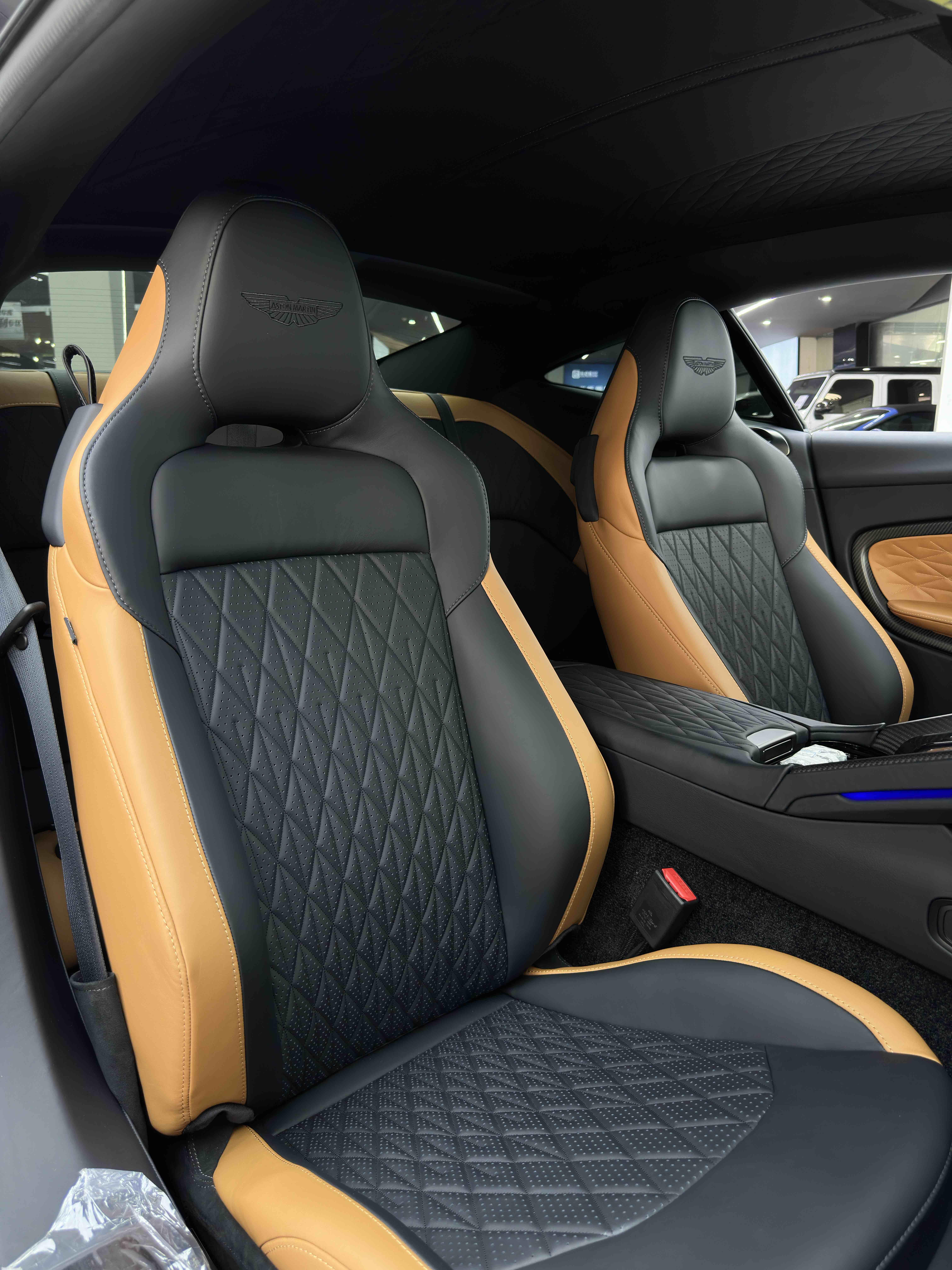 Aston Martin DB12 2024 thumb 12