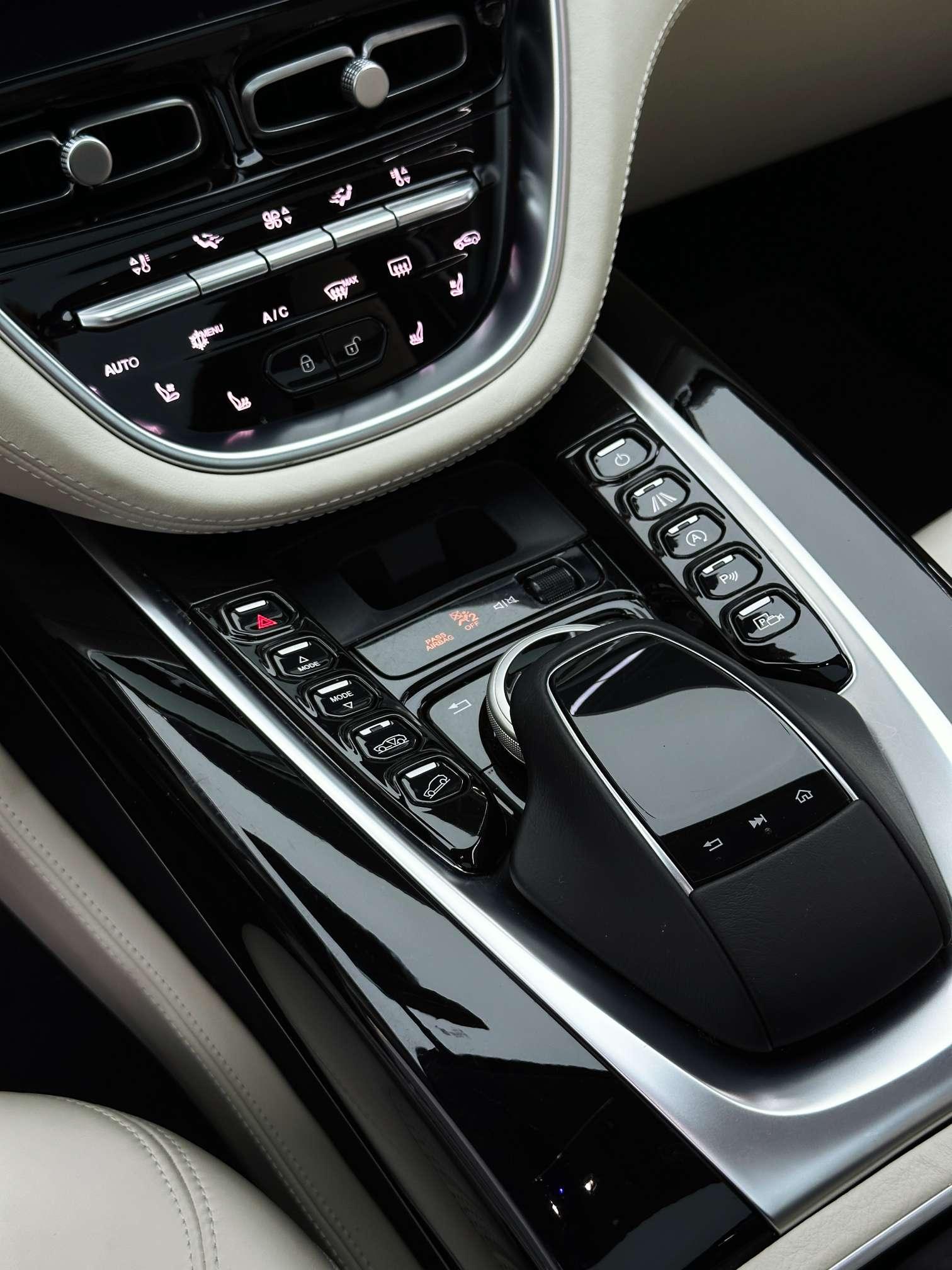 Aston Martin DBX 2021 thumb 5