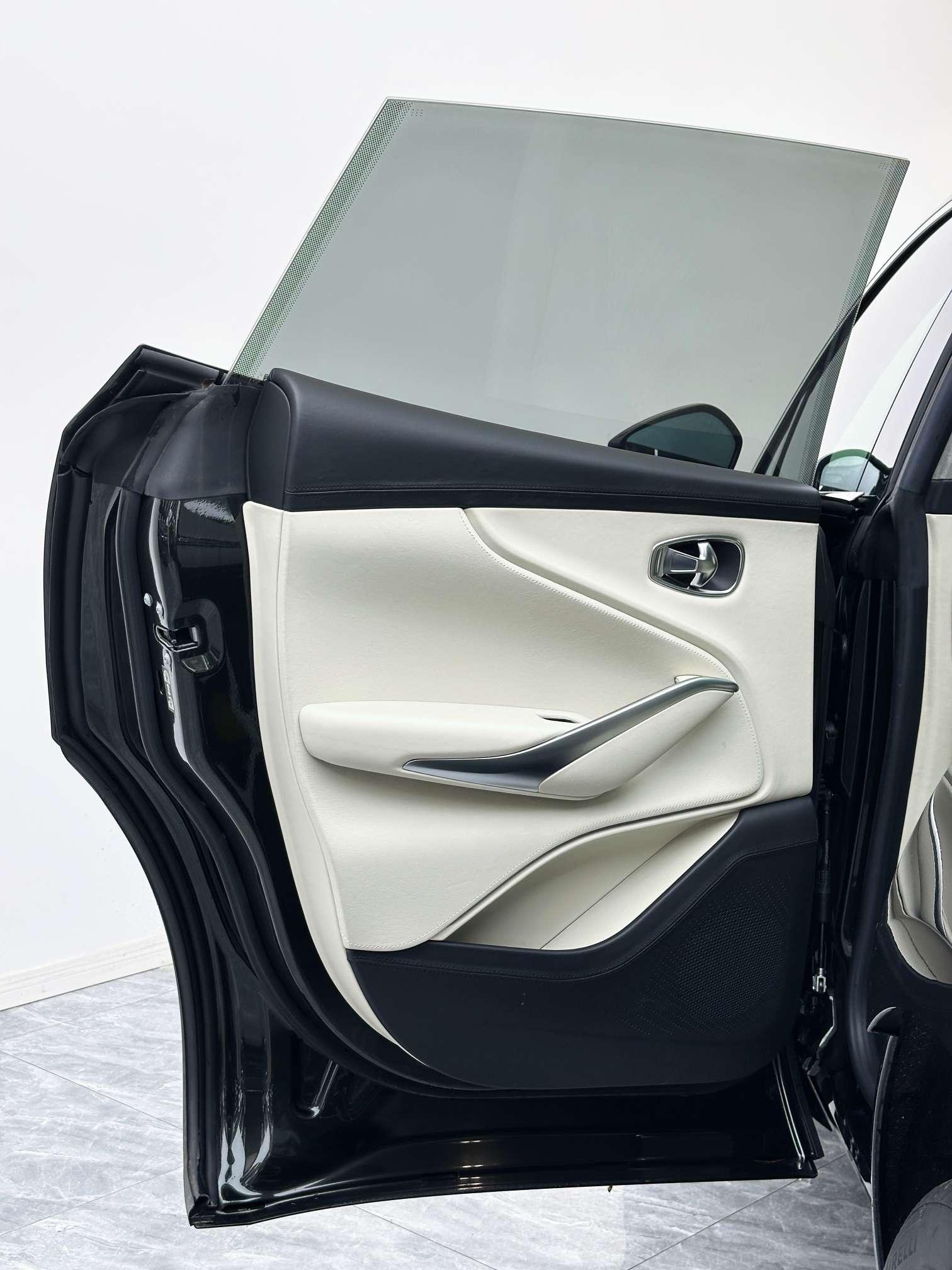 Aston Martin DBX 2021 thumb 6