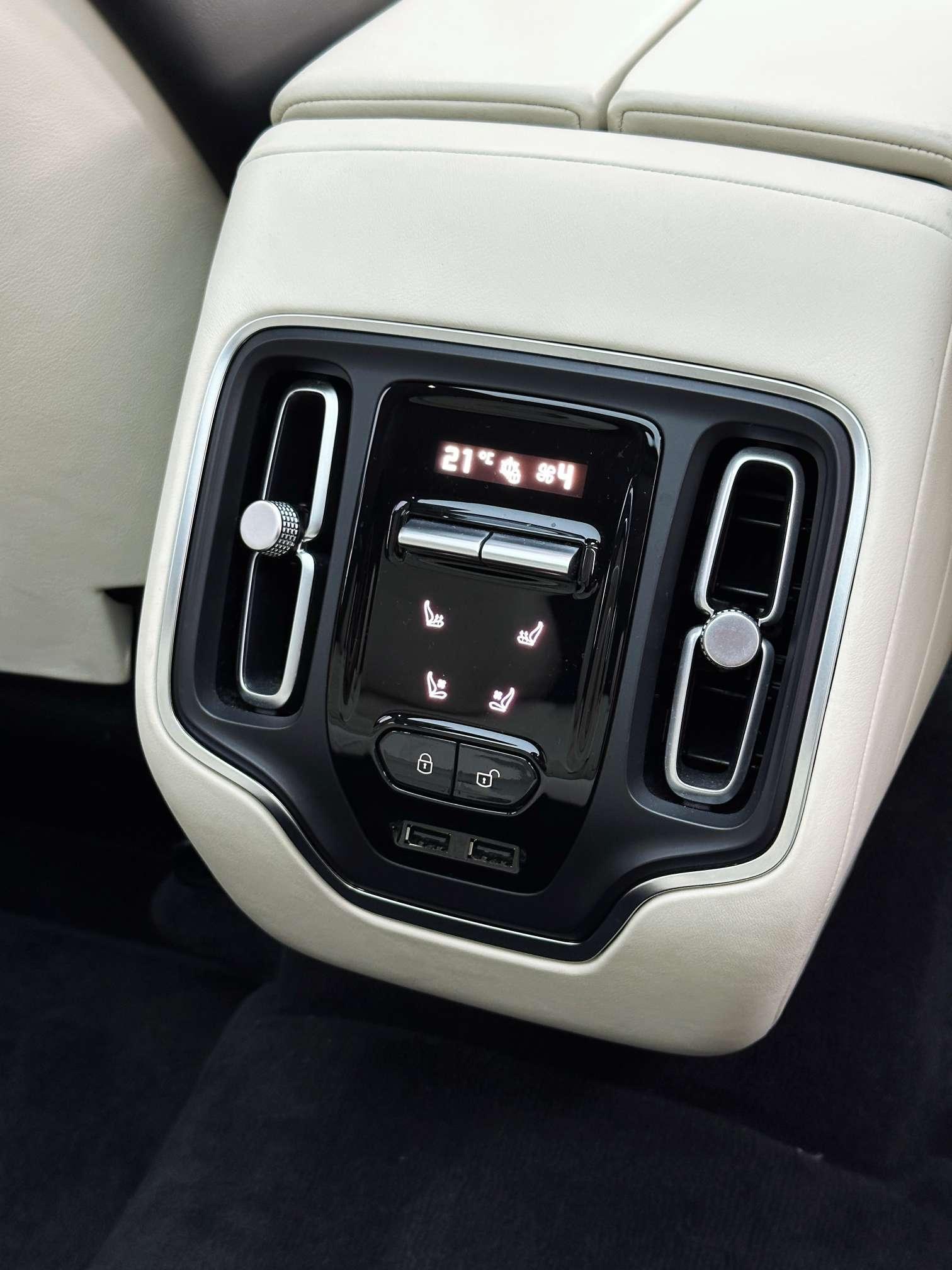 Aston Martin DBX 2021 thumb 7