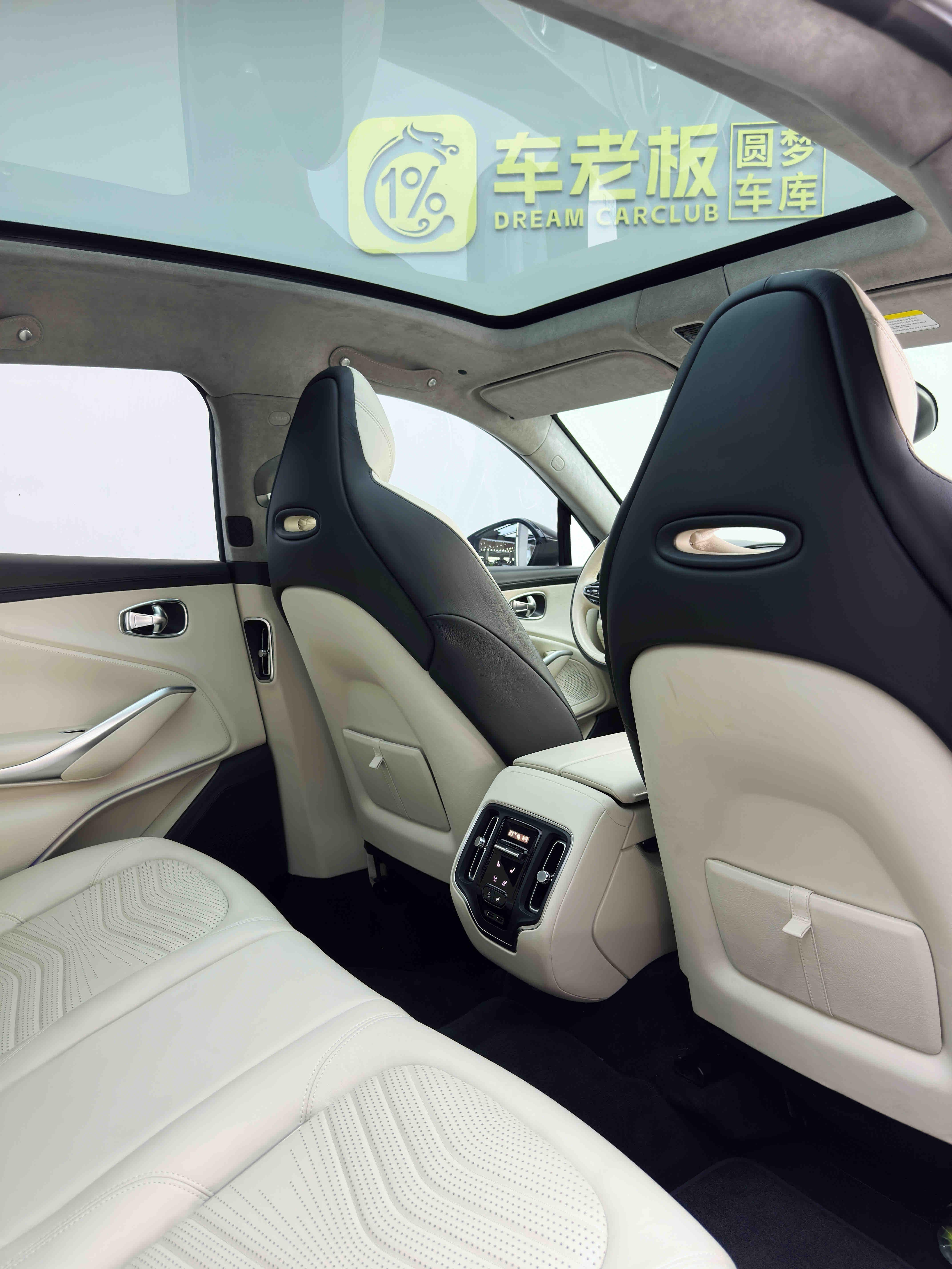 Aston Martin DBX 2021 thumb 8