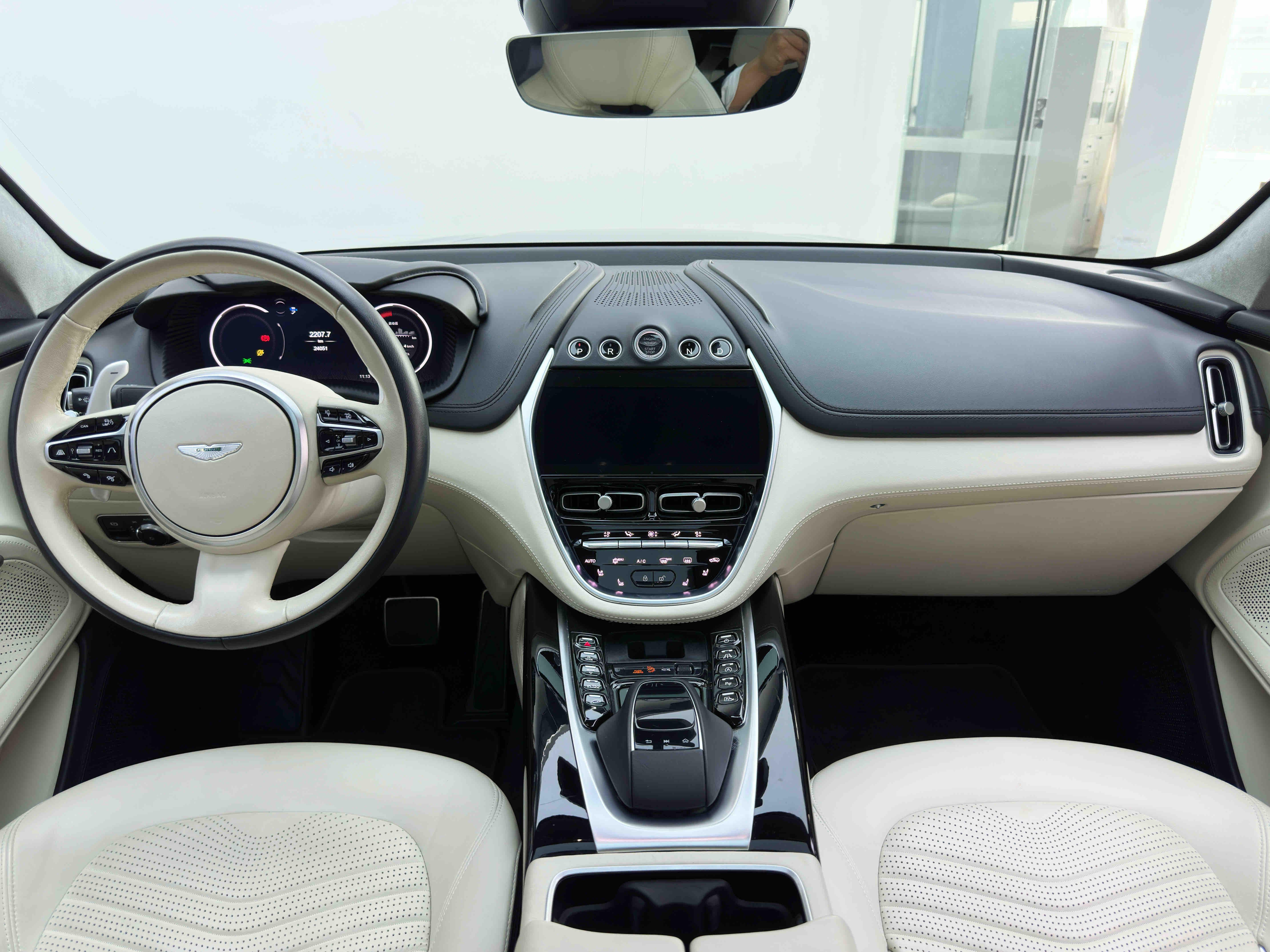 Aston Martin DBX 2021 thumb 9
