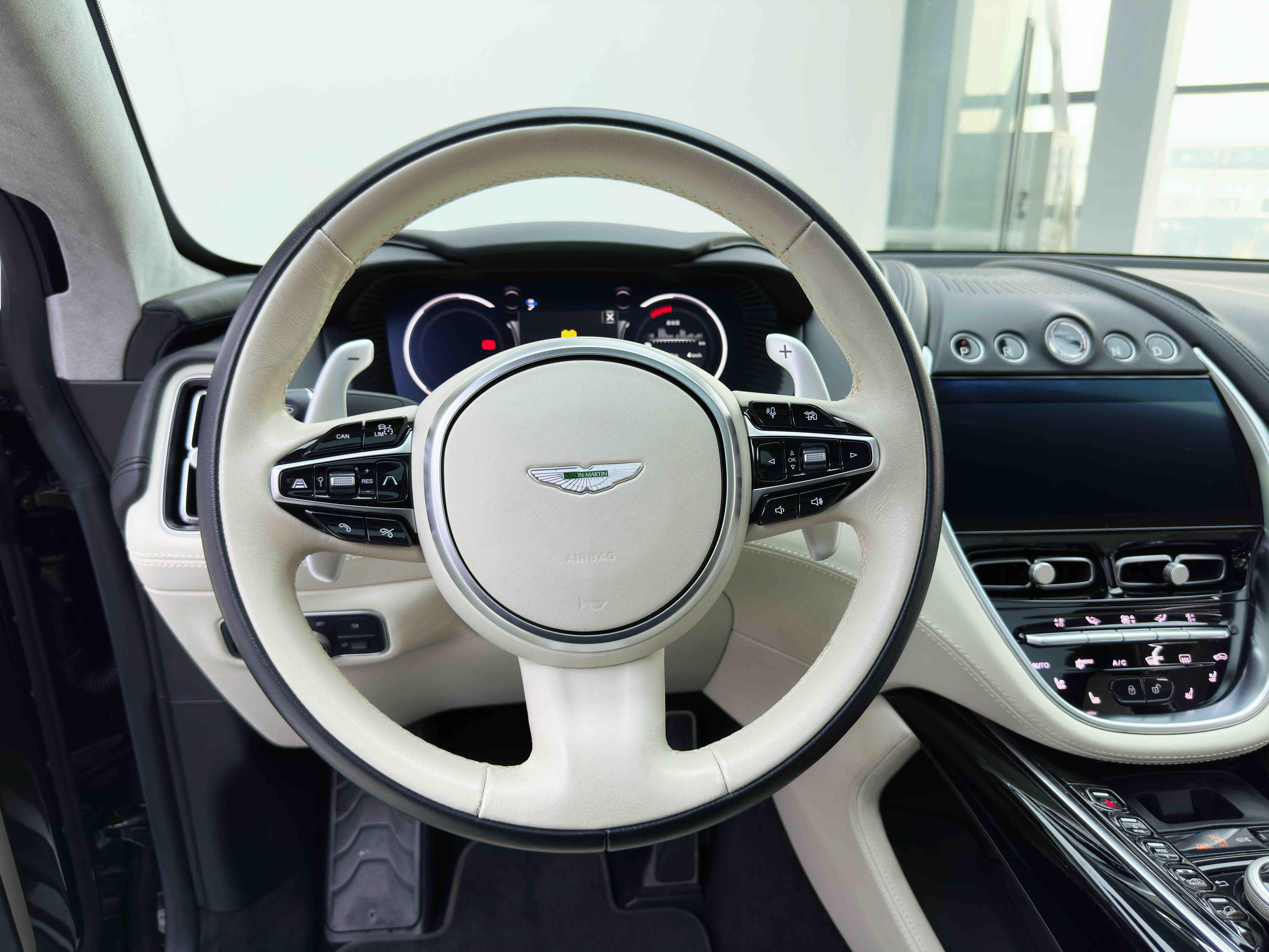 Aston Martin DBX 2021 thumb 11