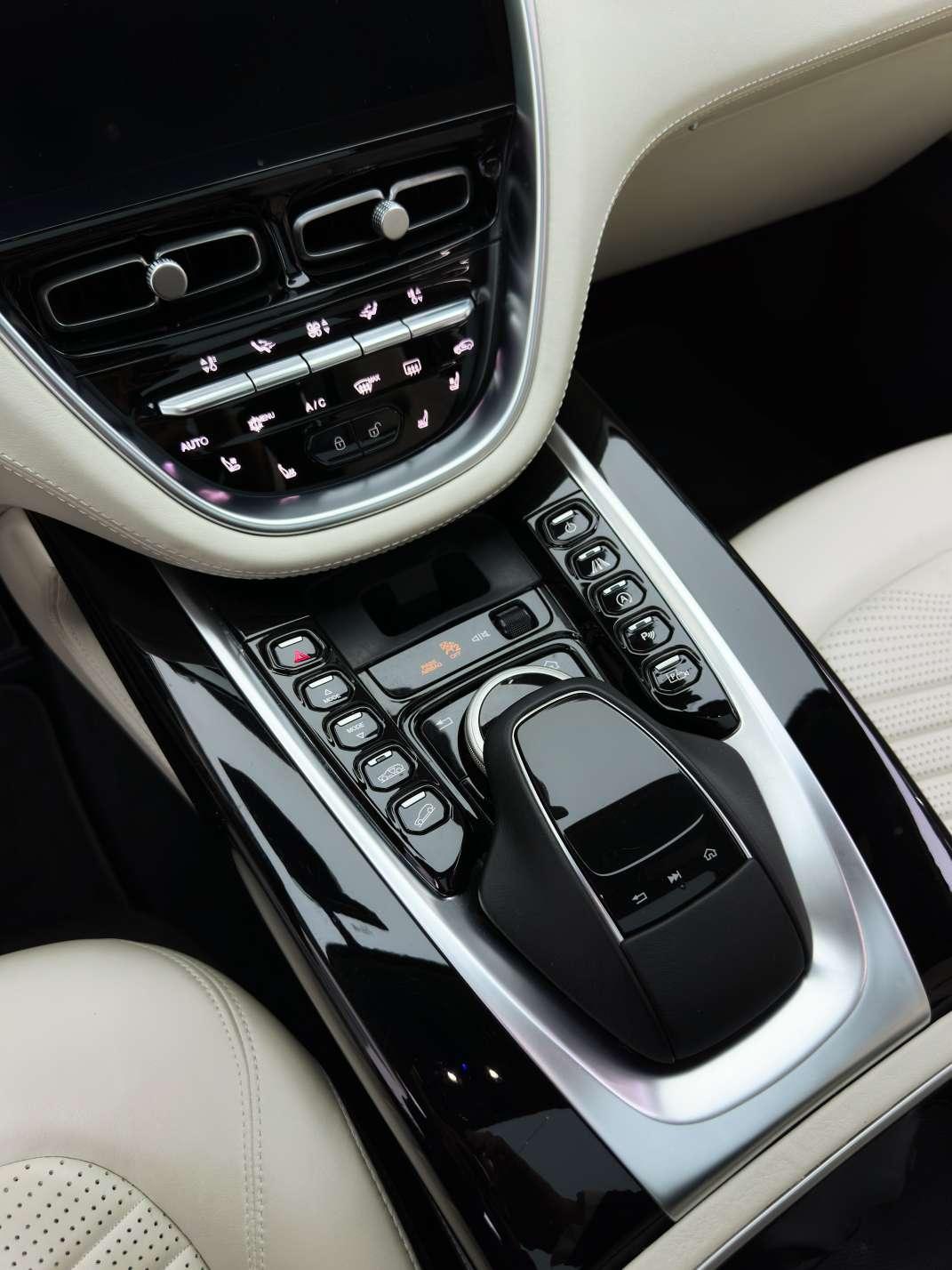 Aston Martin DBX 2021 thumb 12