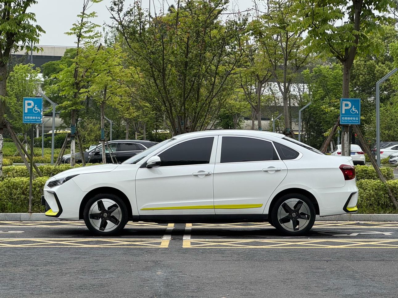 Dongfeng Aeolus E70 2023 thumb 2