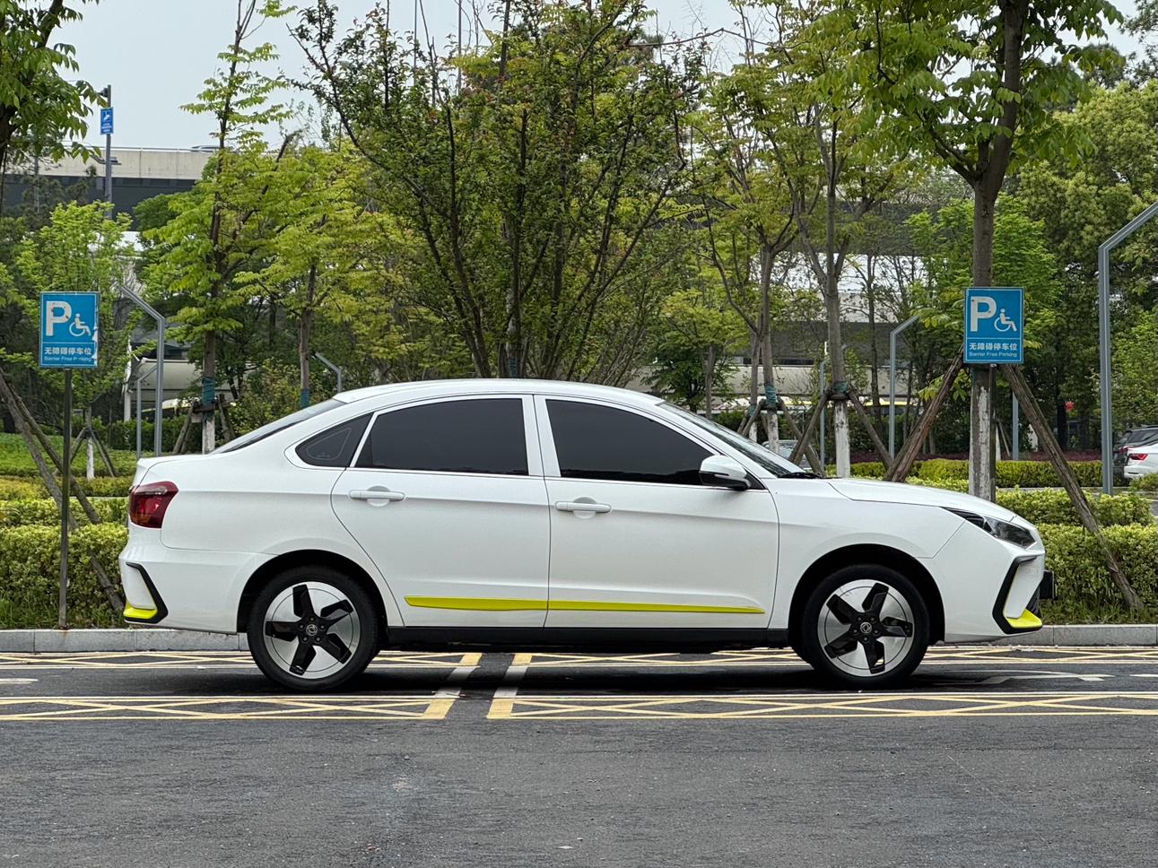 Dongfeng Aeolus E70 2023 thumb 6
