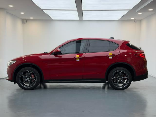Alfa Romeo Stelvio 2017 thumb 2